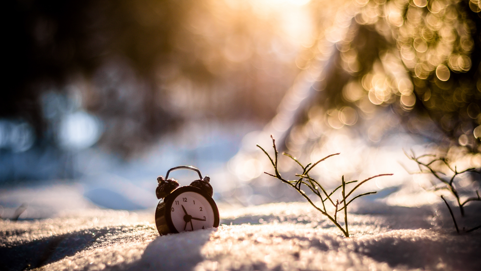 Wallpapers snow snowdrift clock on the desktop