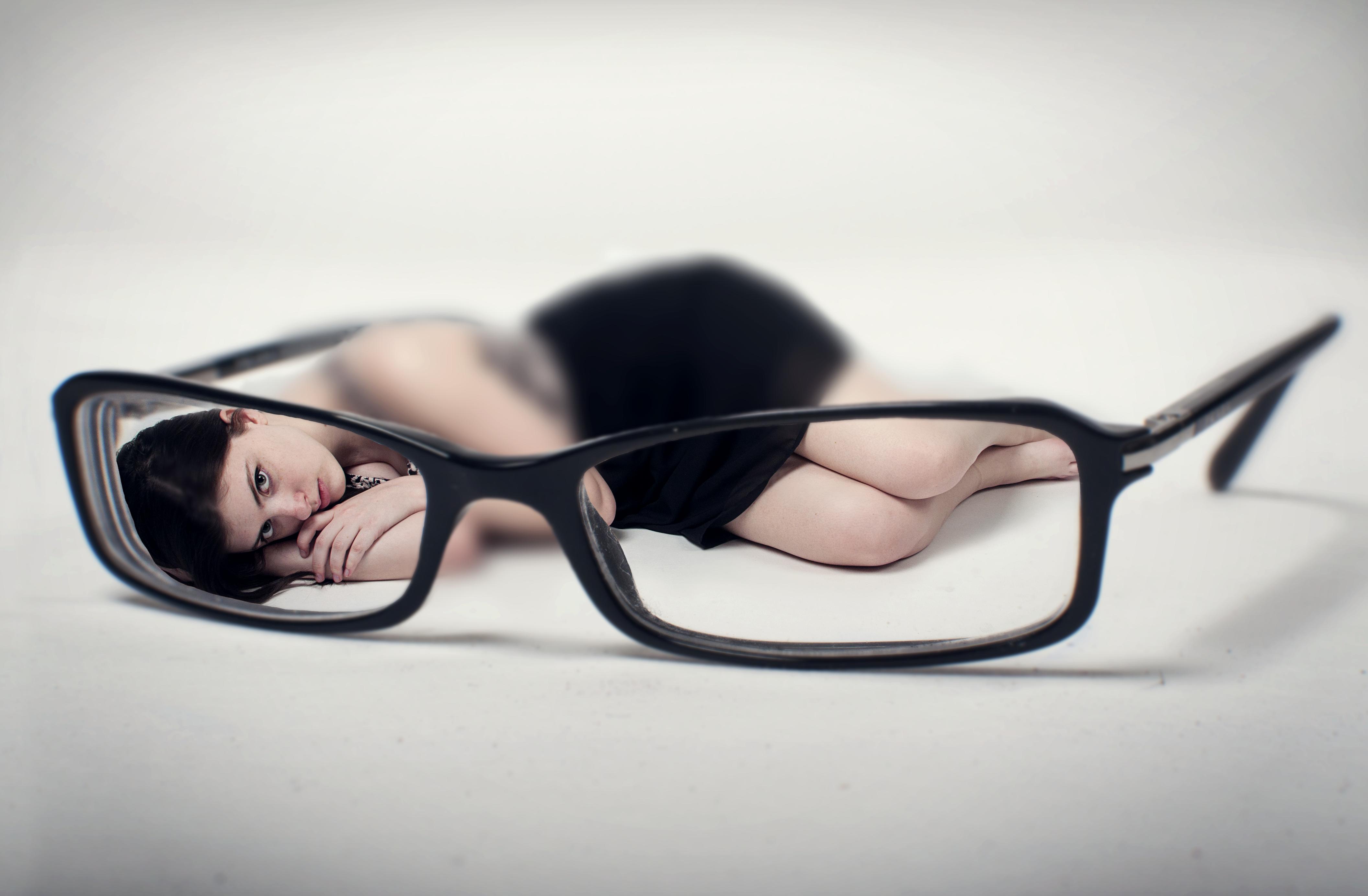 桌面上的壁纸黑 太阳镜 玻璃