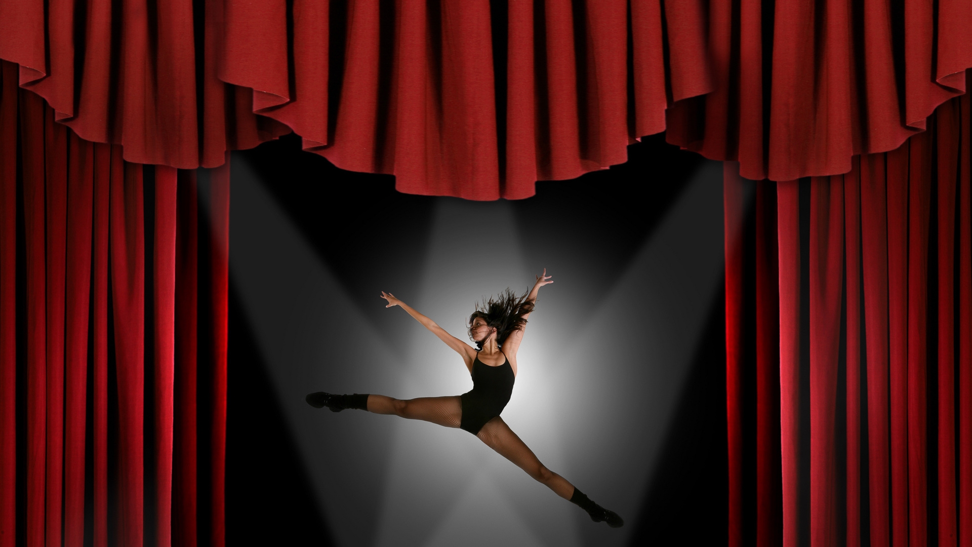 Обои девушка гимнастка прыгать на рабочий стол