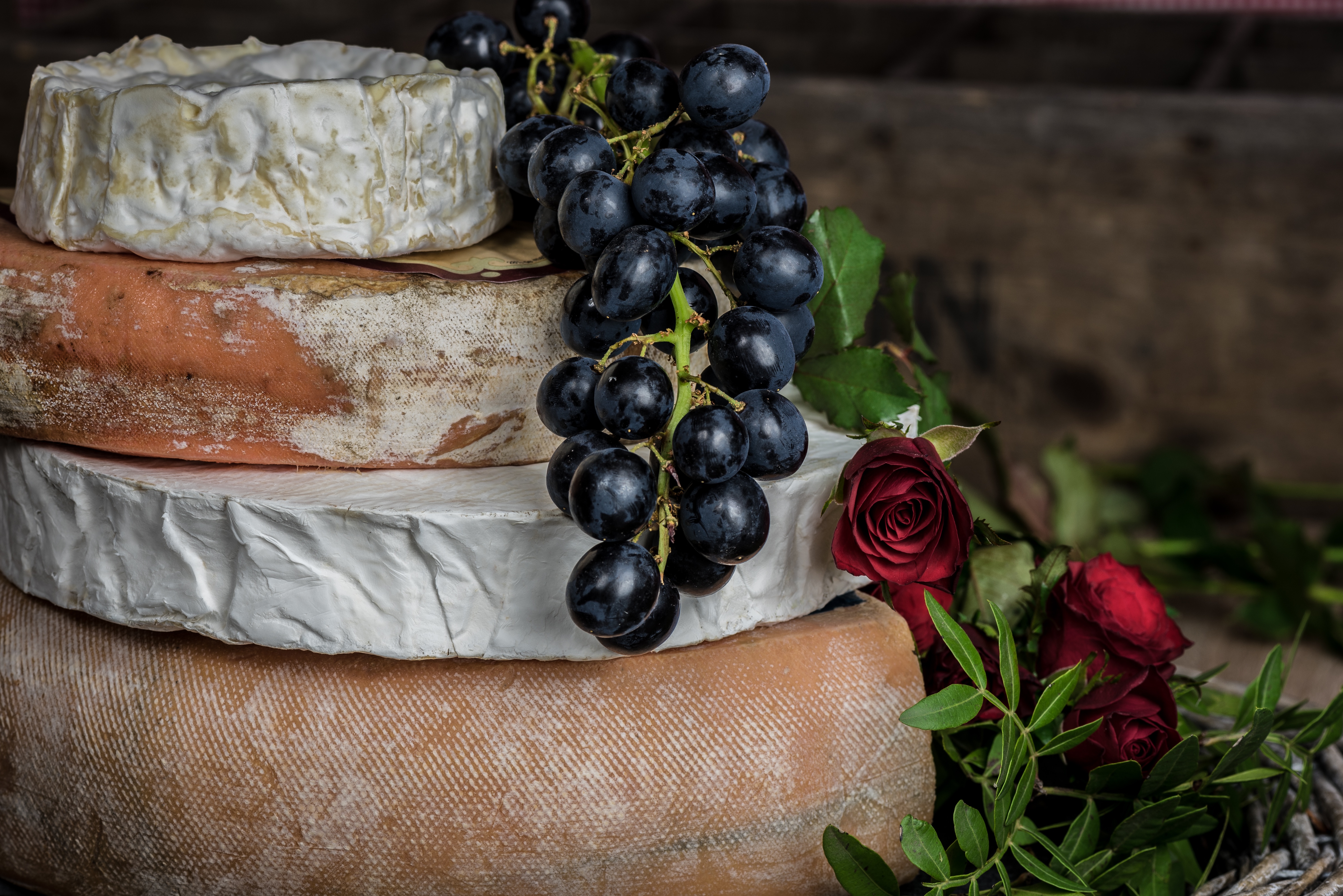 Free photo Large heads of cheese and grapes