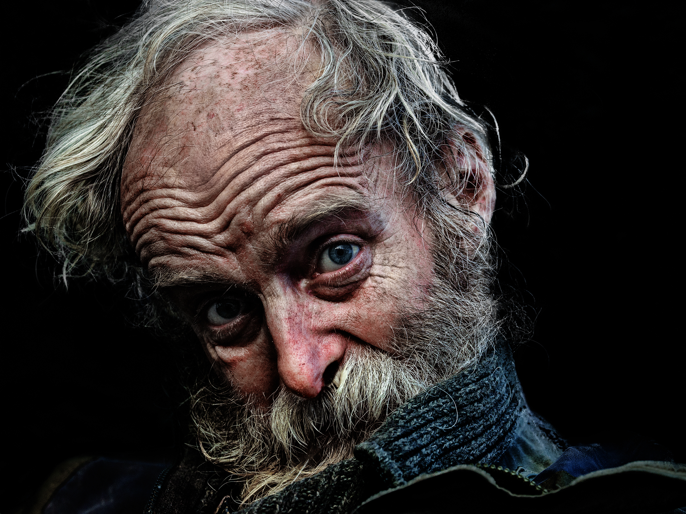 Бесплатное фото Старый бородатый мужчина сфотографирован