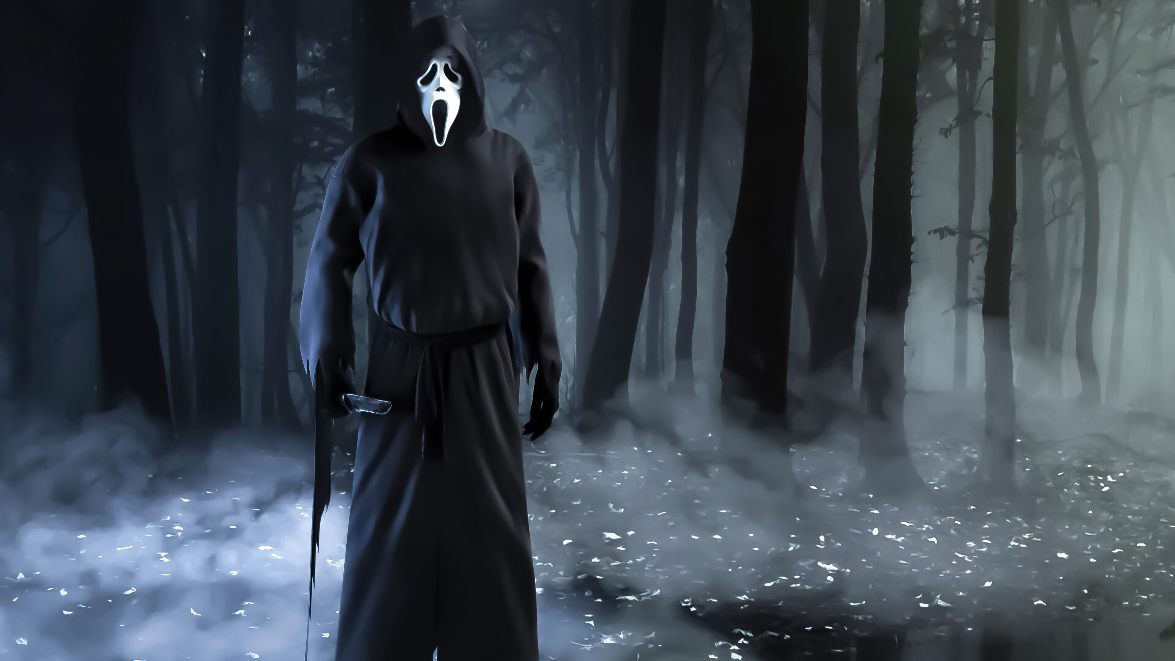 阴暗夜色森林里戴着尖叫面具的幽灵