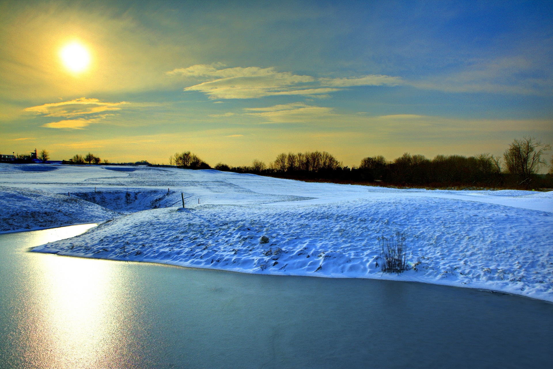 Free photo Frosty morning with snow banks by the lake