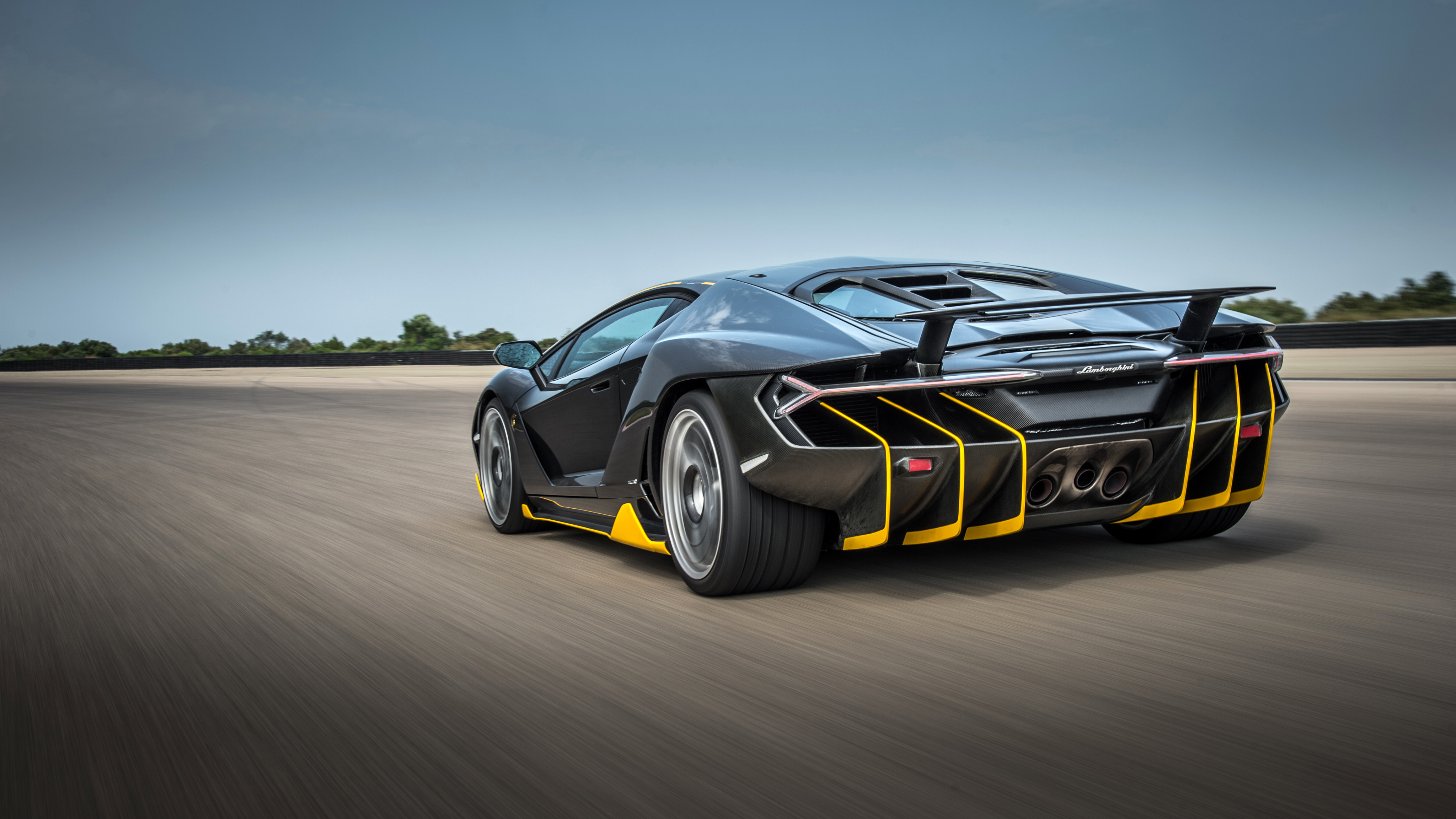 Бесплатное фото Lamborghini Centenario вид сзади