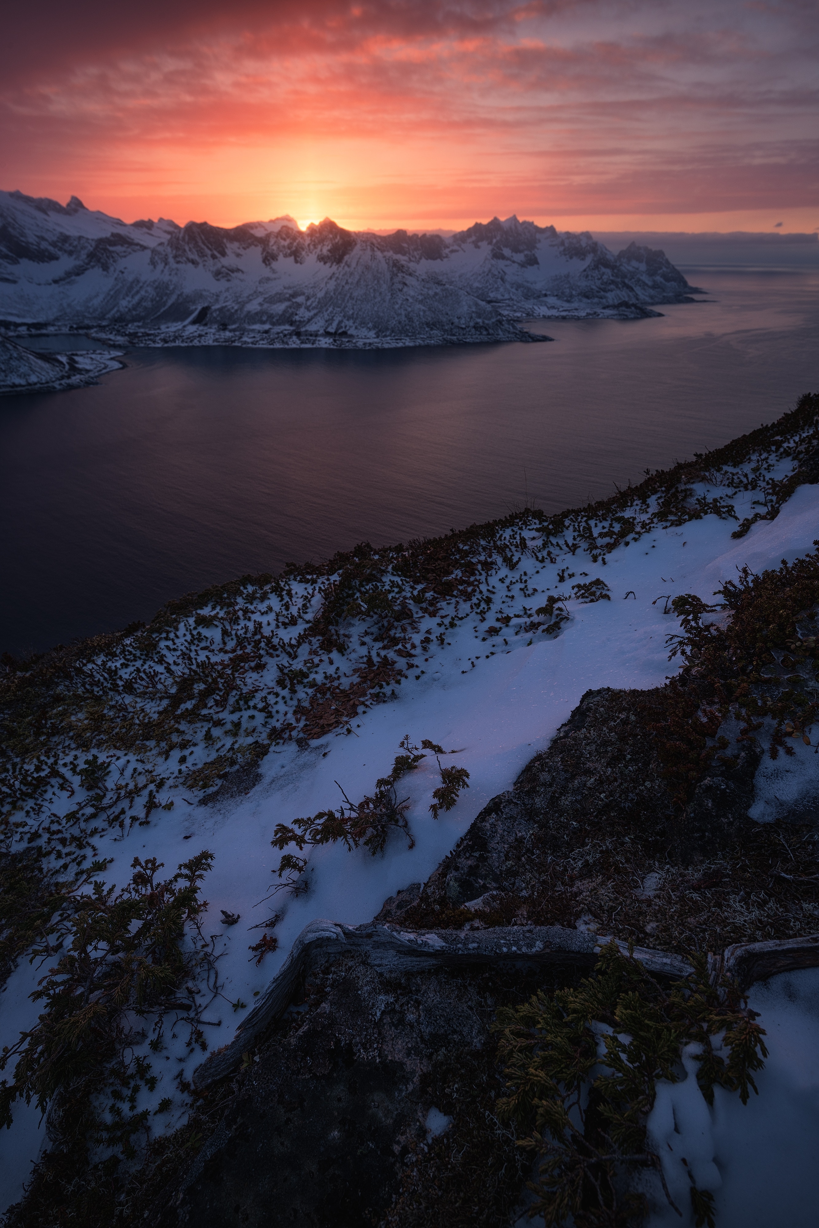 免费照片山区河边的冬日夕阳