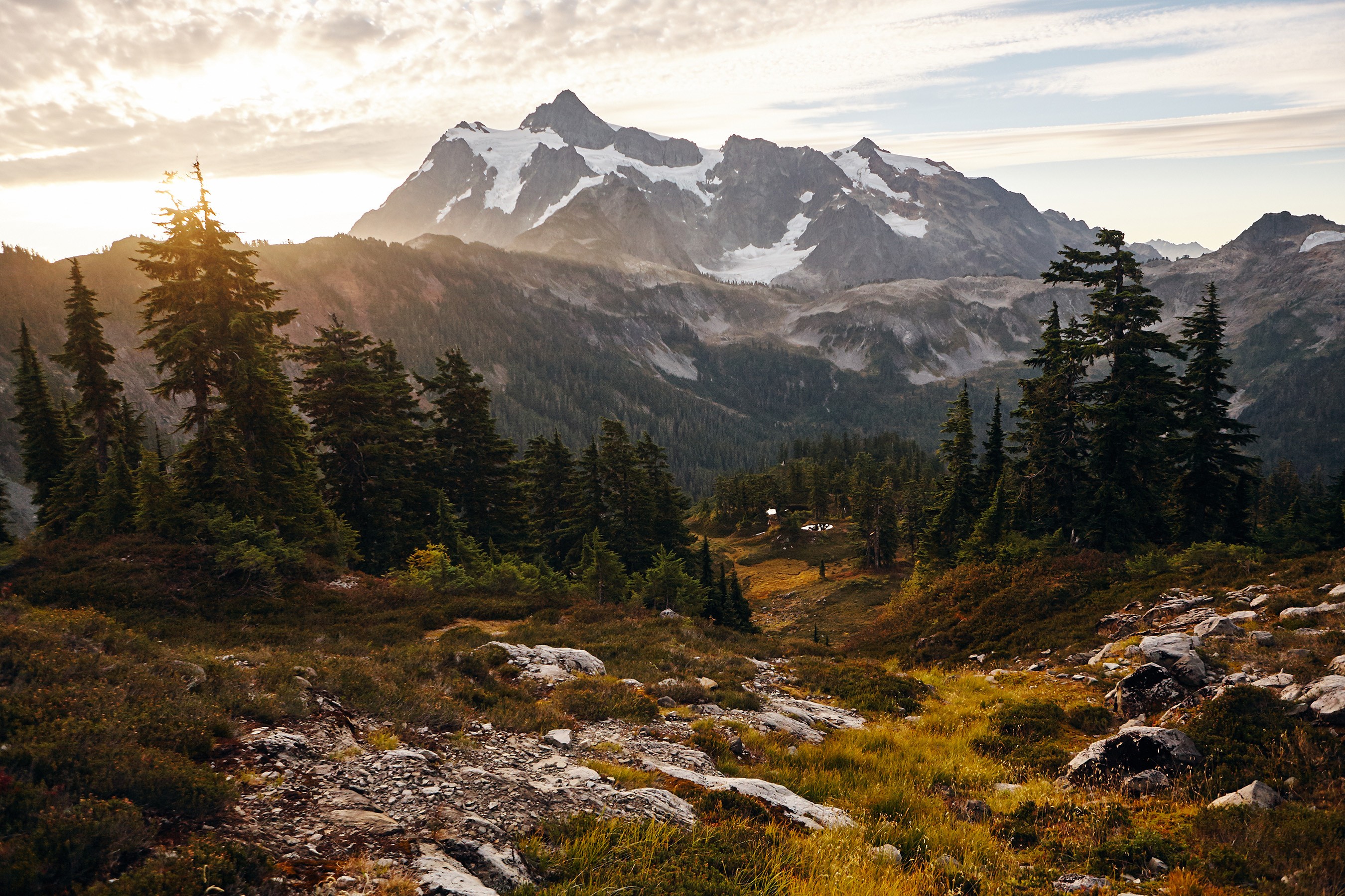 Free photo A simple dawn in the mountains