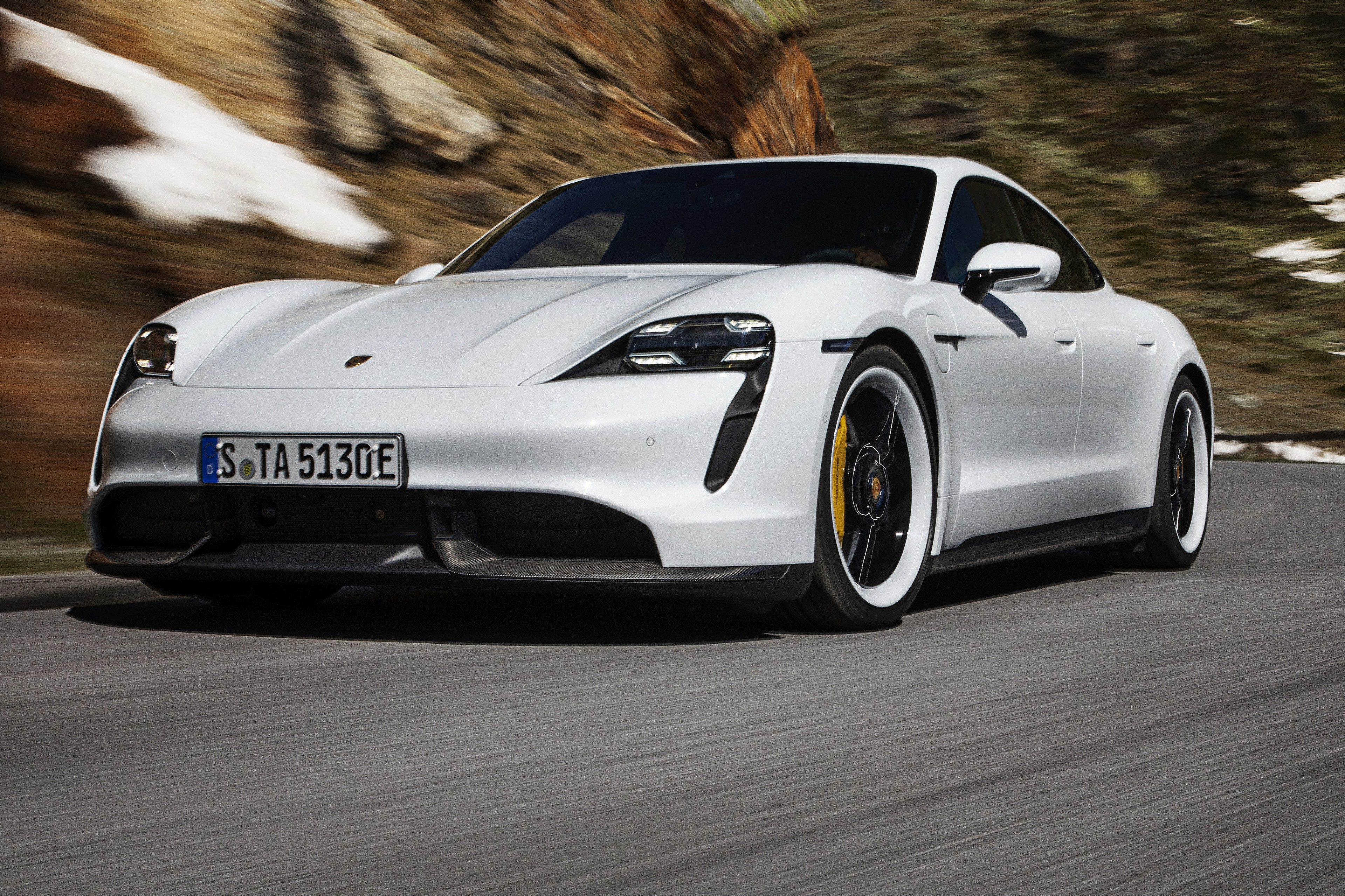 Free photo Porsche taycan turbo s in motion