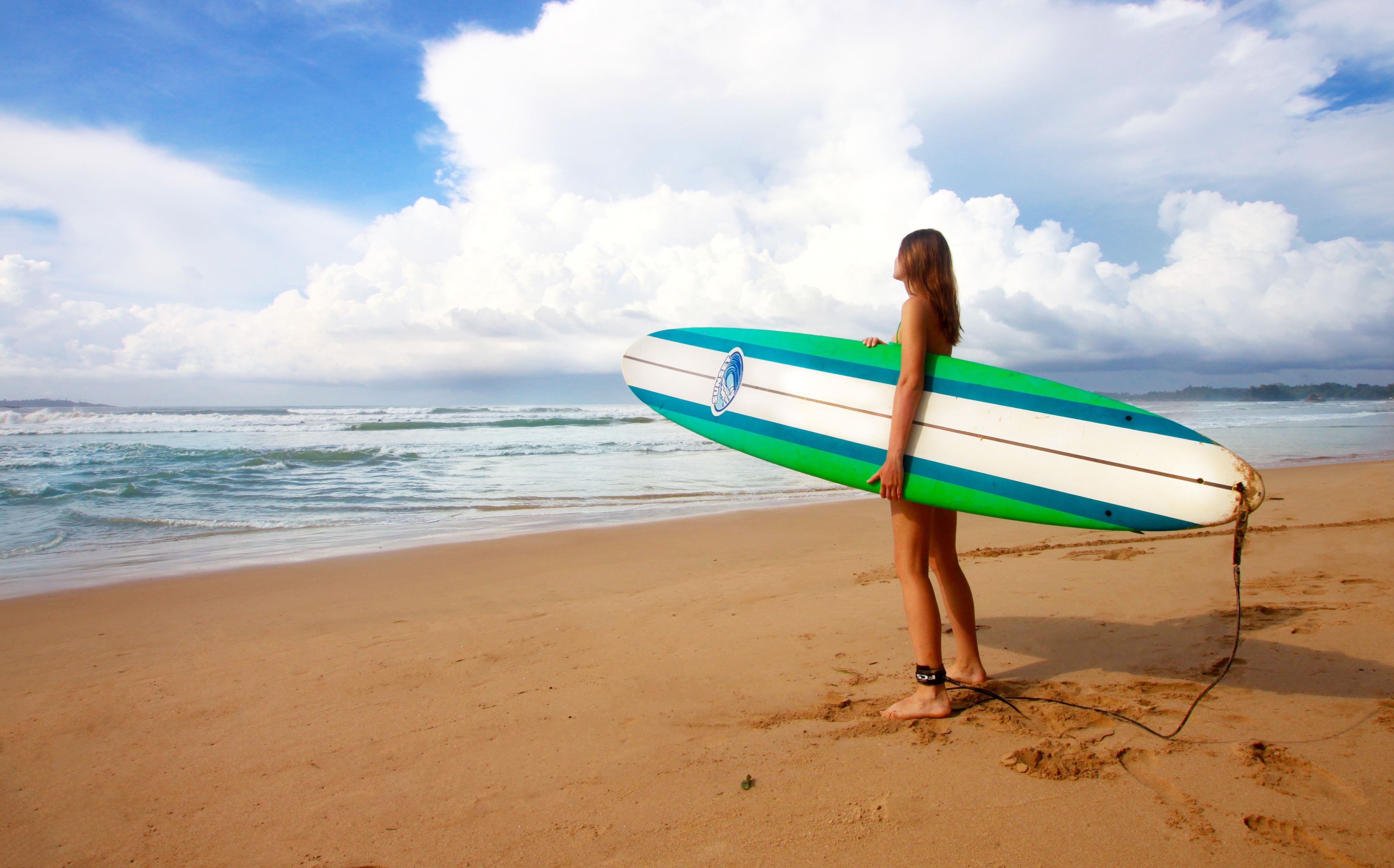 Free photo Surfer girl on the beach