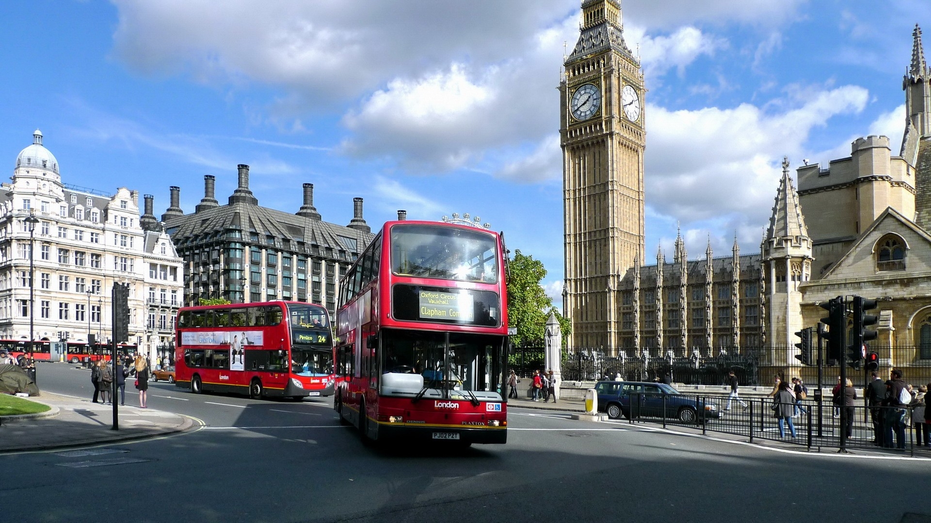 Бесплатное фото Красные автобусы едут на фоне биг бен в Лондоне