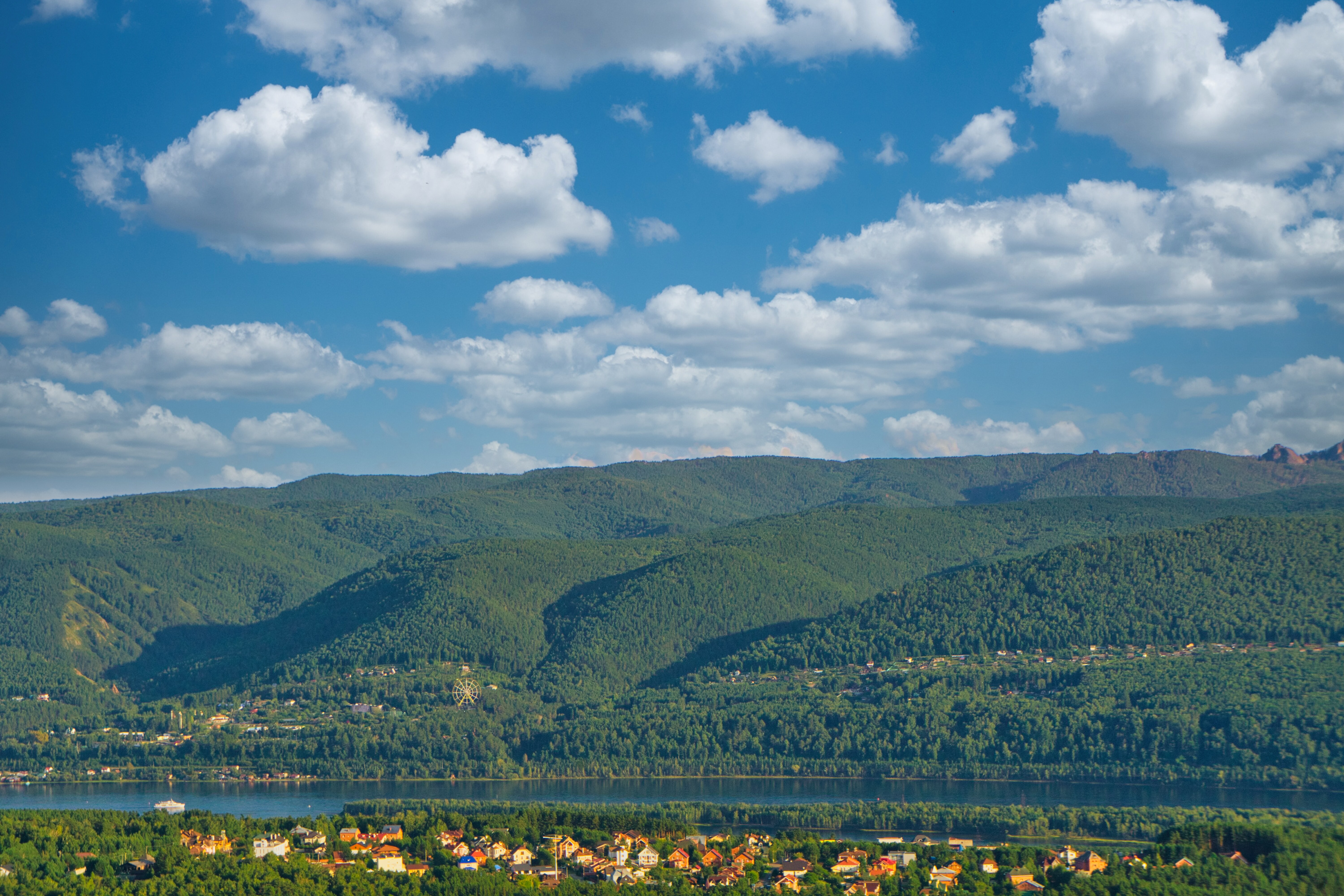 Бесплатное фото Вид с горы на реку в сибири
