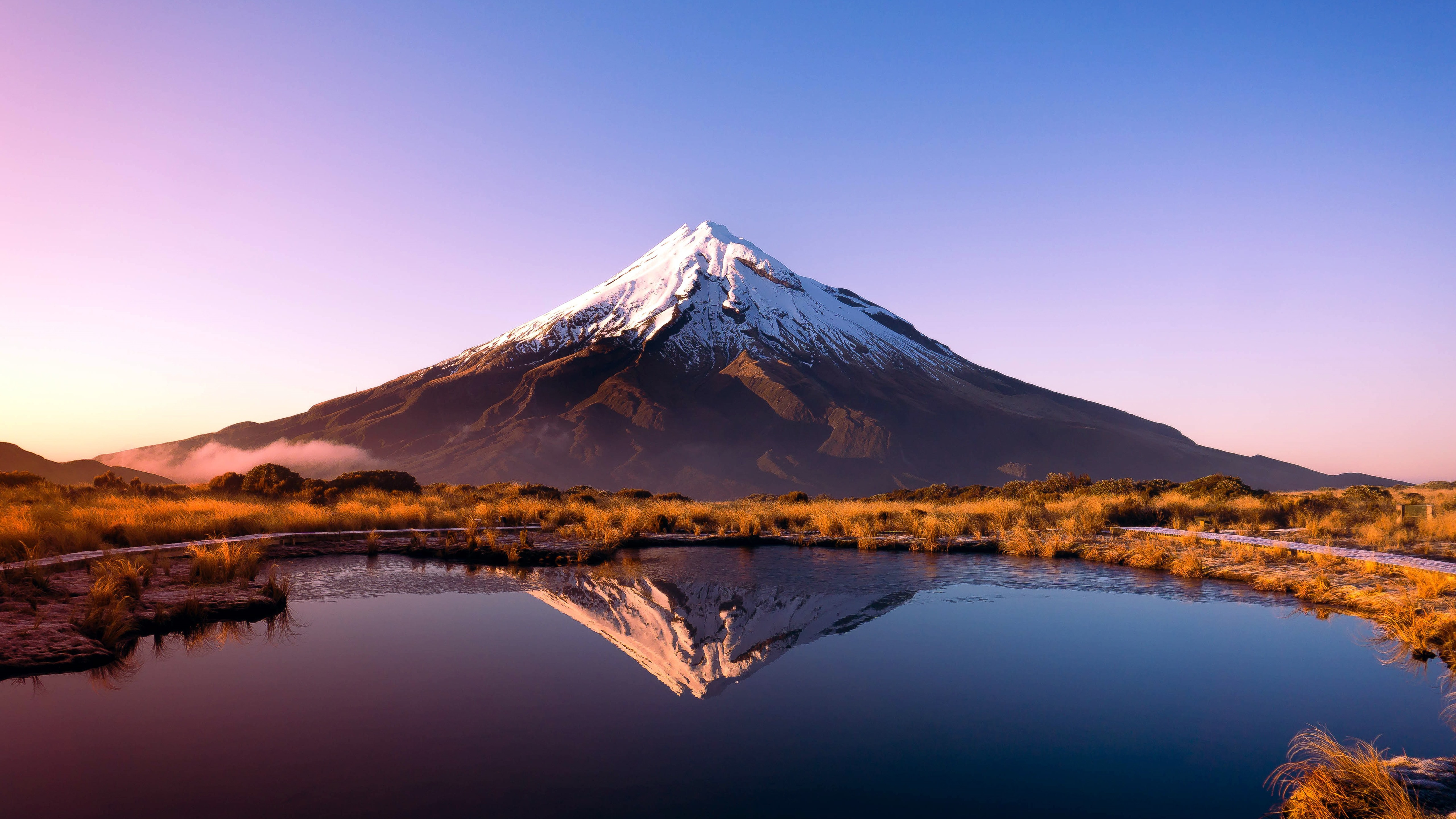 Free photo A mountain with snow on top in New Zealand