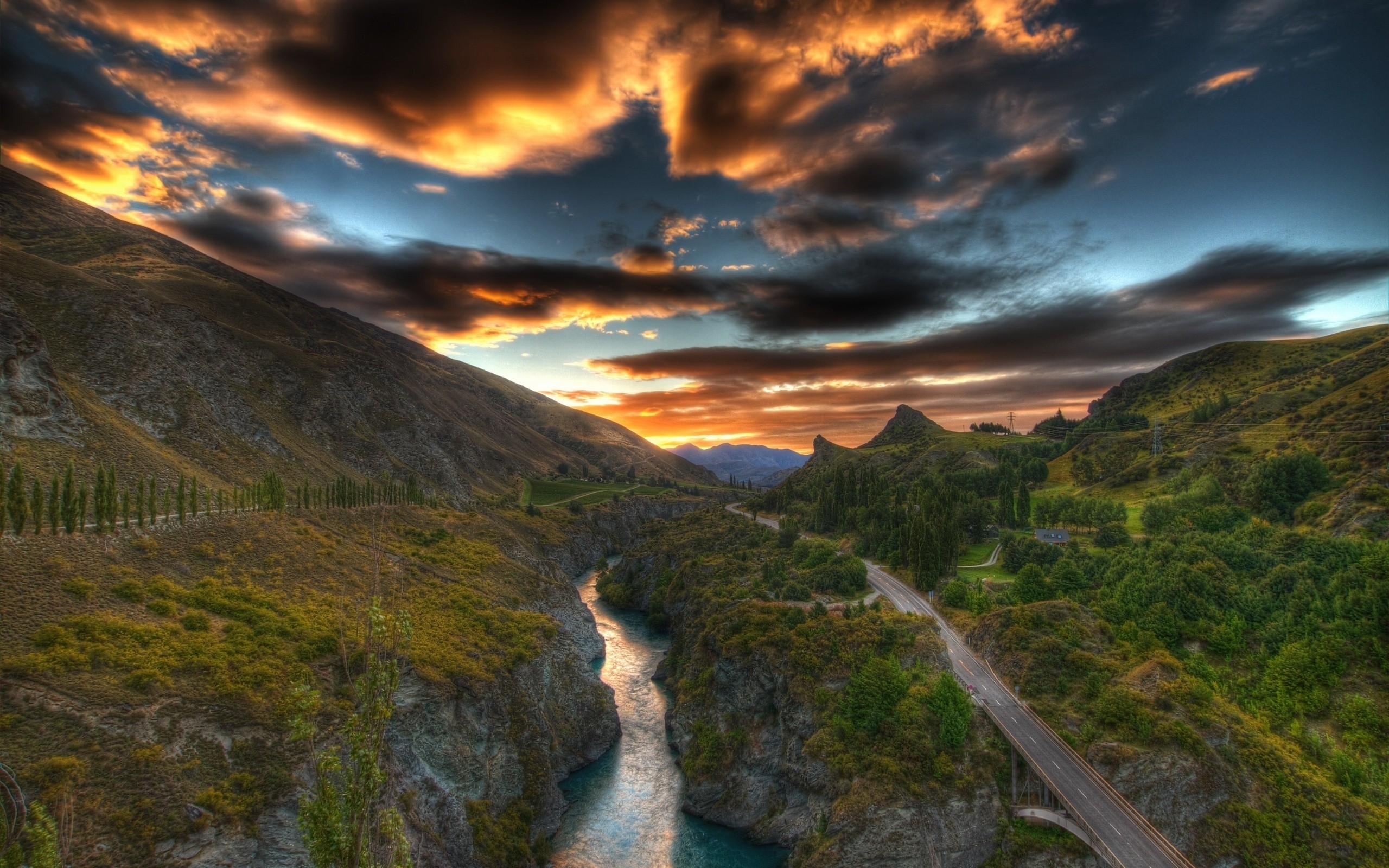 Free photo A river in a deep ravine next to a highway