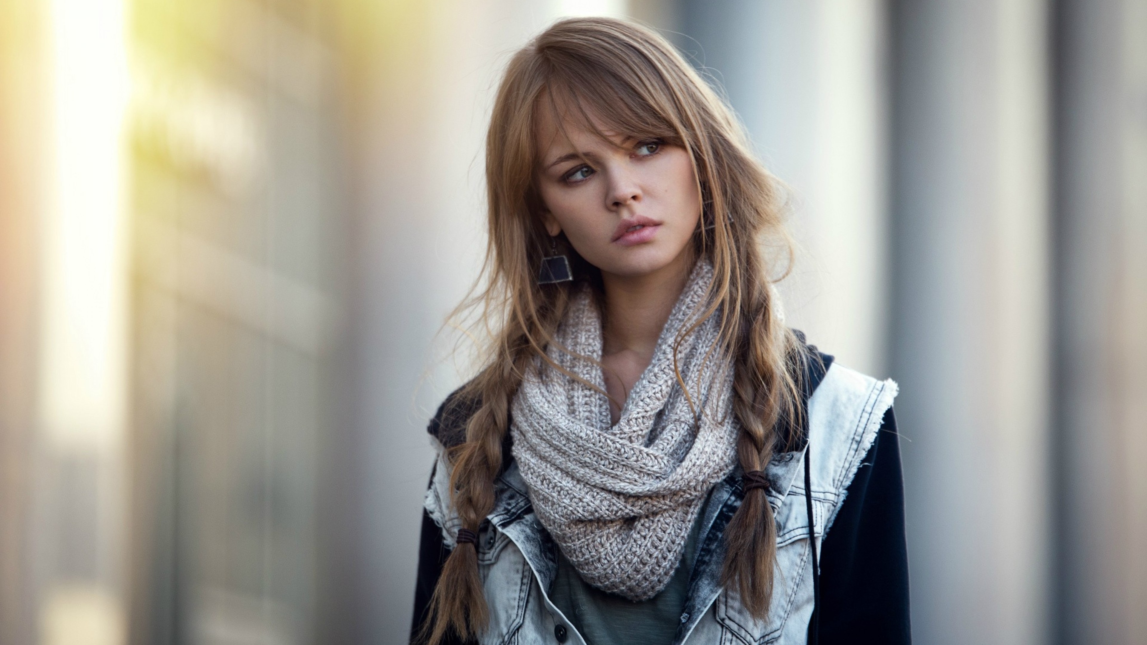 Free photo Anastasia Shcheglova in autumn clothes