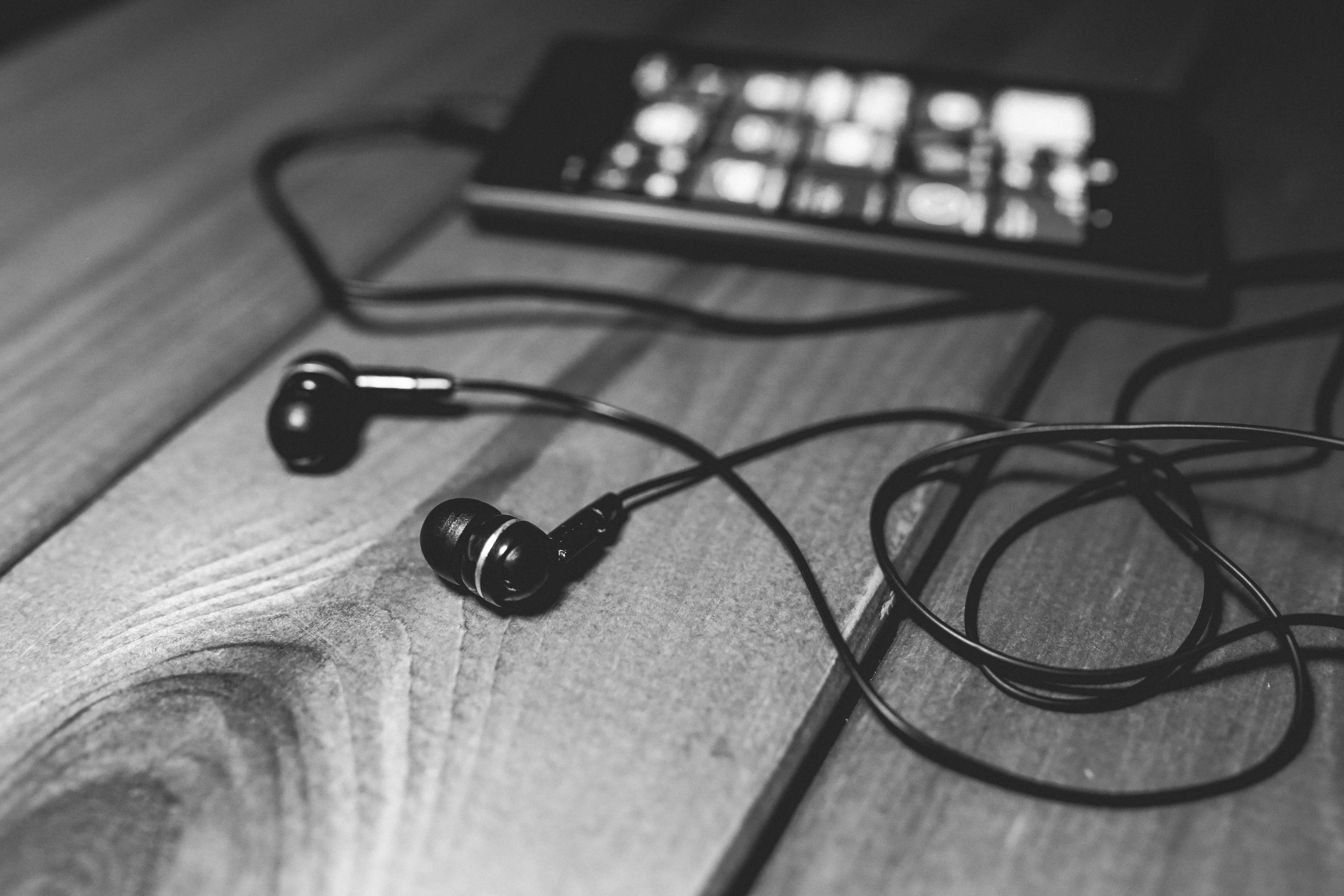 桌面上的壁纸办公桌 手机 音乐