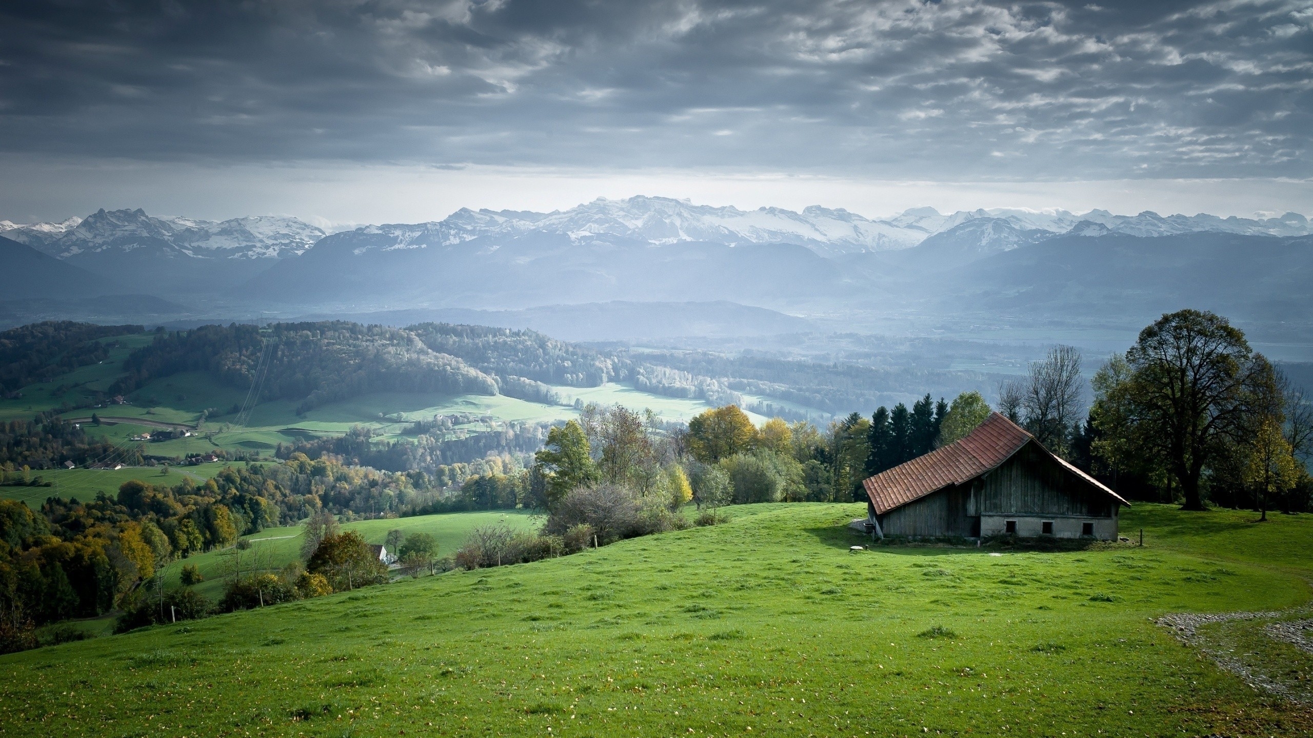 Free photo A settlement in a hilly area against a backdrop of mountains