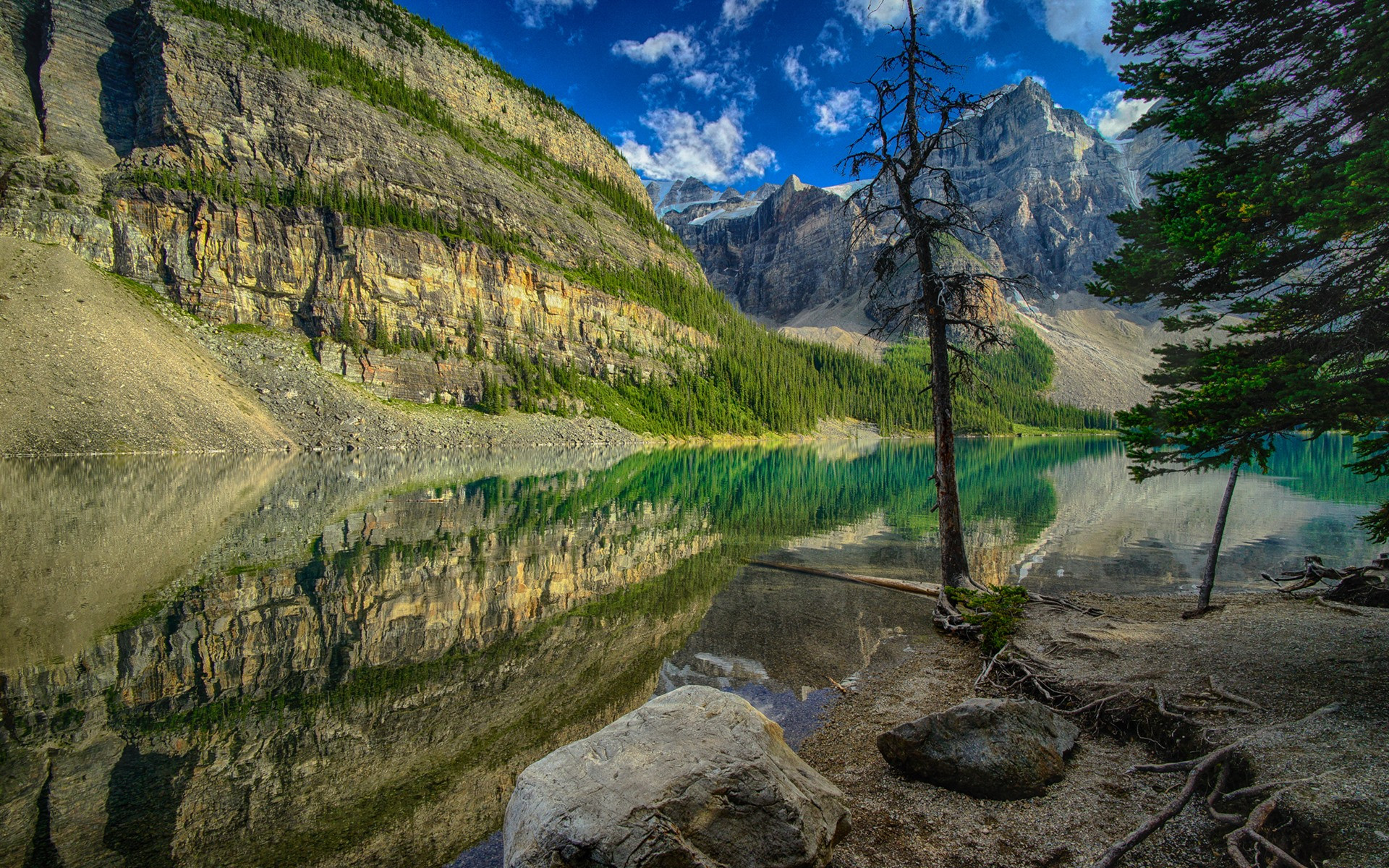 Free photo Reflection of mountains in the lake