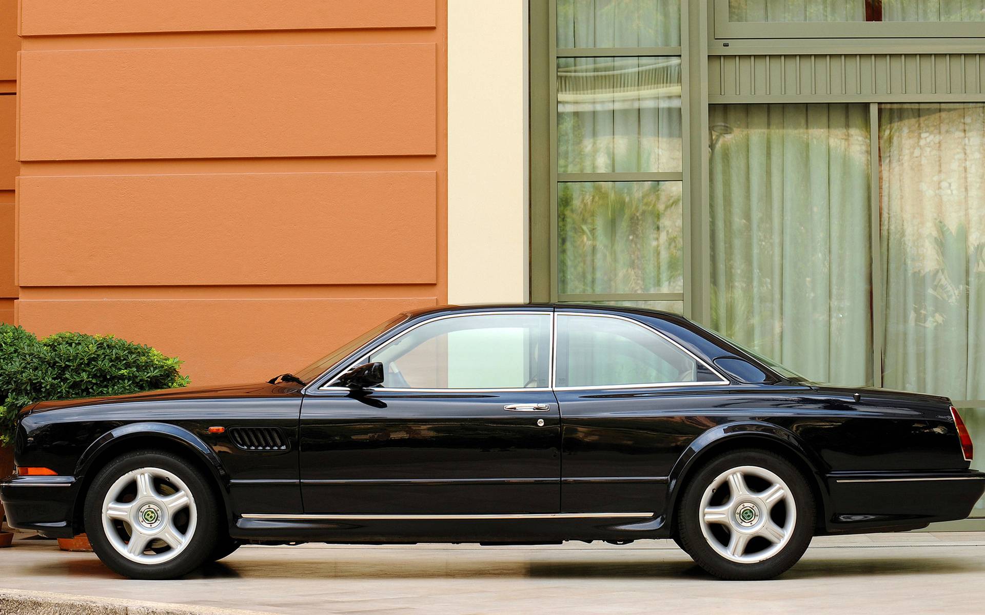 Wallpapers bentley black air intakes on the desktop