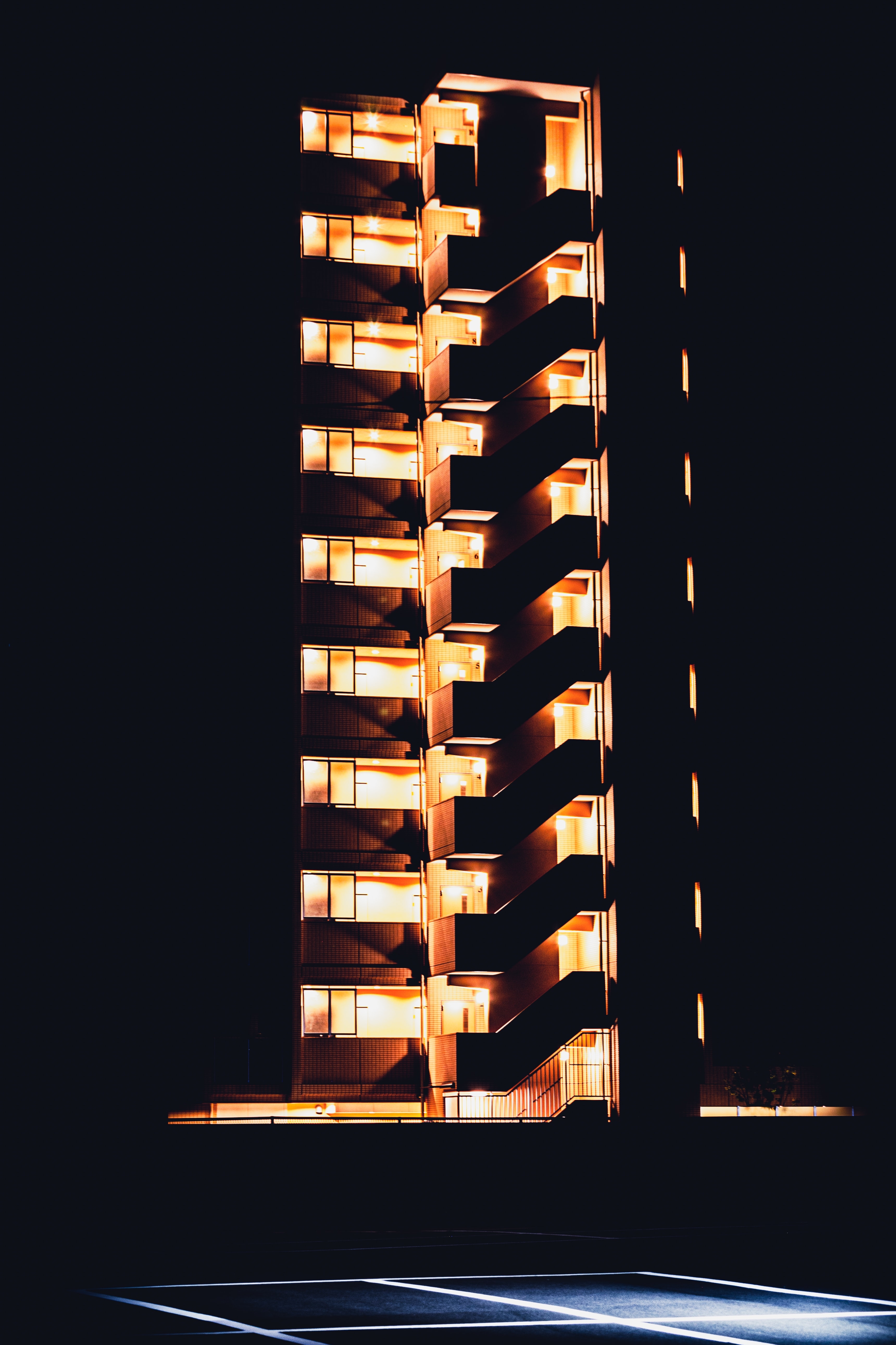 Обои обои фасад здания огни ночь на рабочий стол