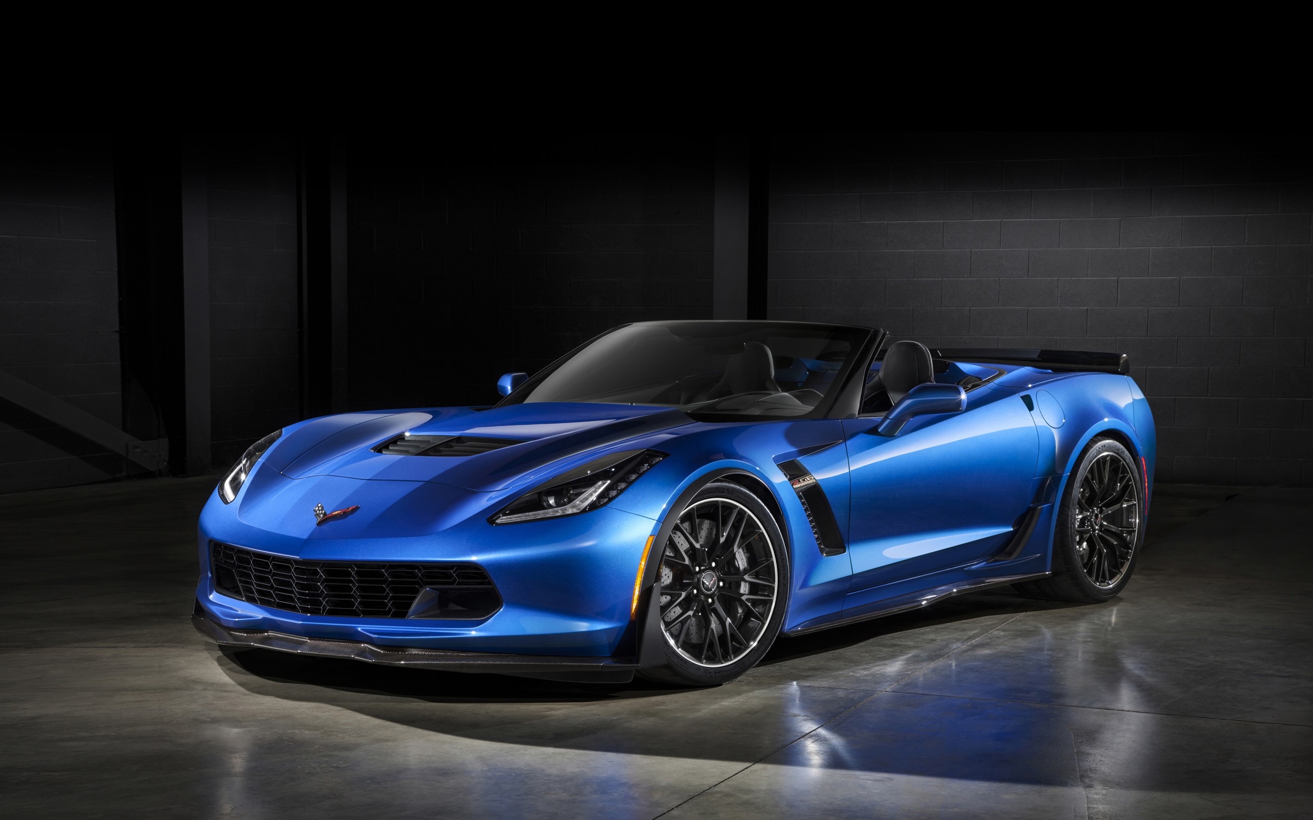 Free photo A blue Chevrolet Corvette Z06 in a dark room.