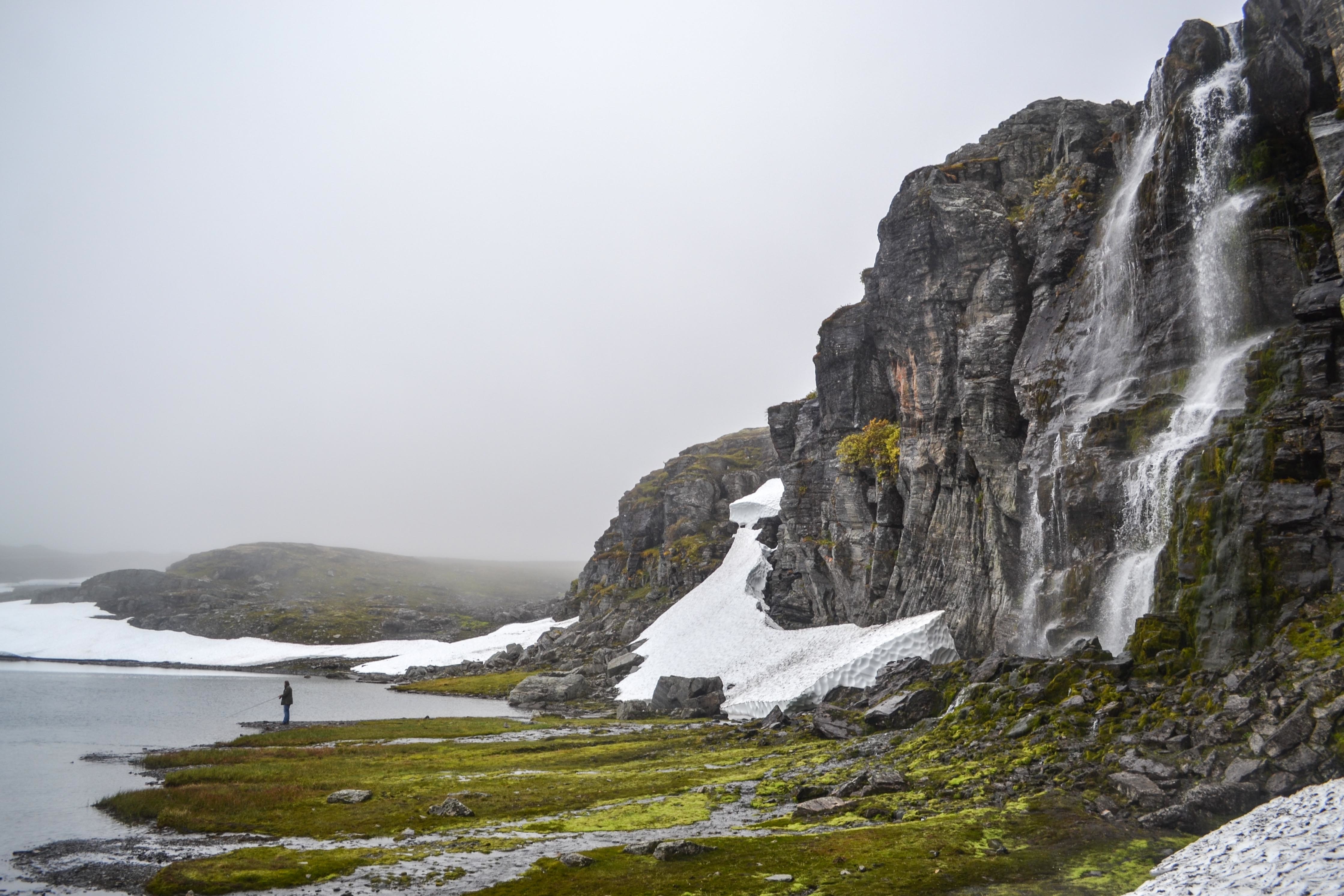 Free photo The waterfall from the cliff