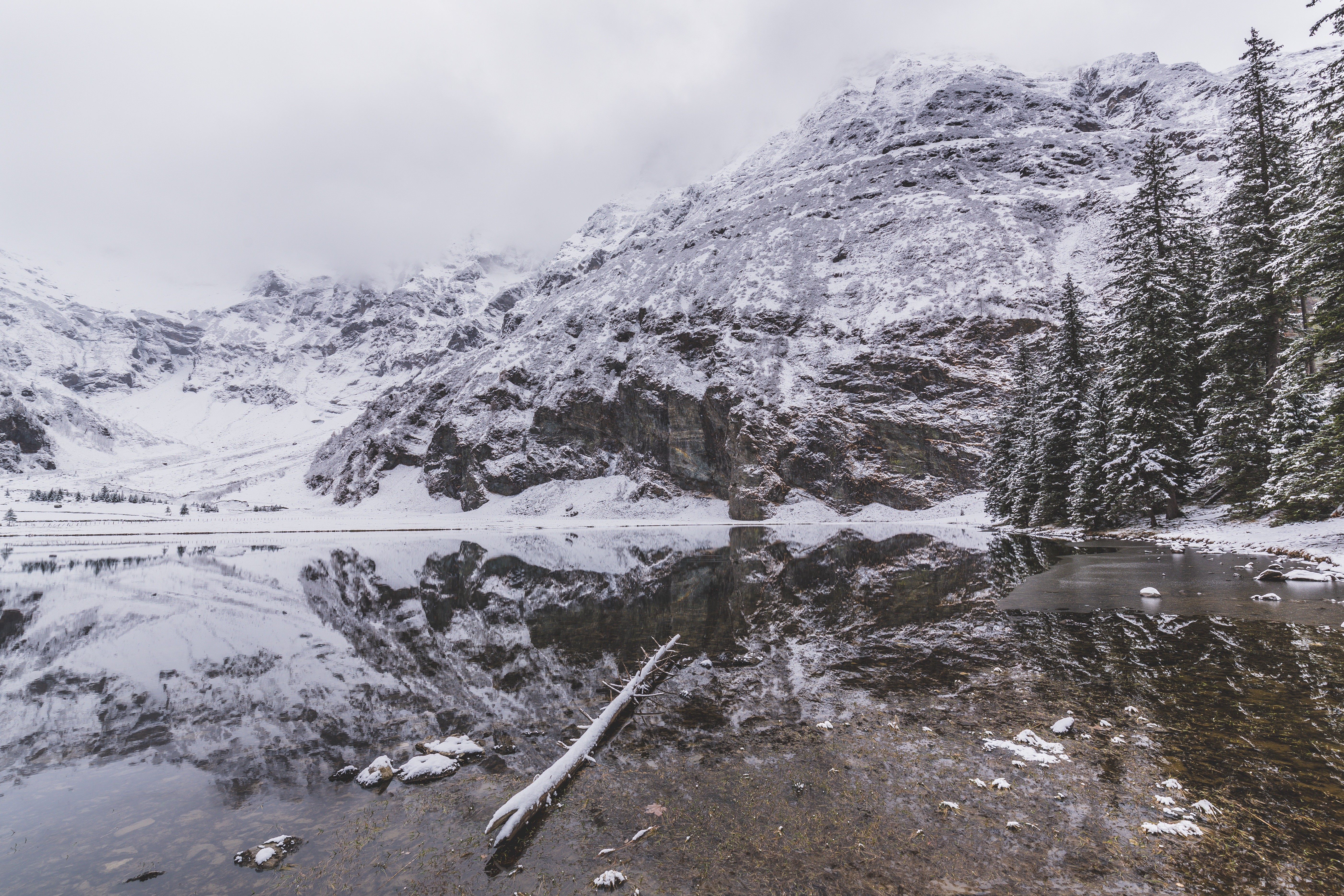 Free photo A lake in the Alpine mountains