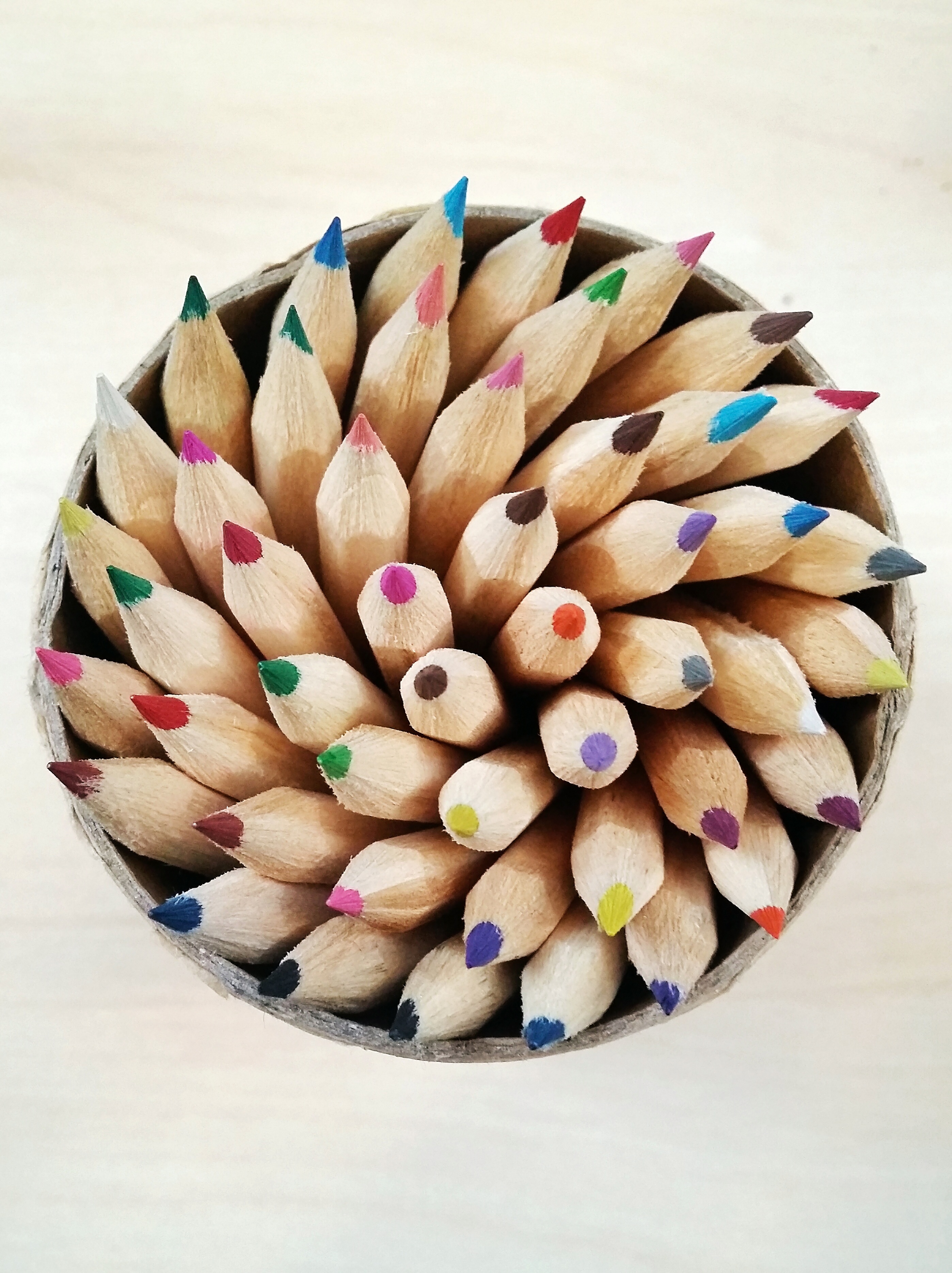 一大包彩色铅笔