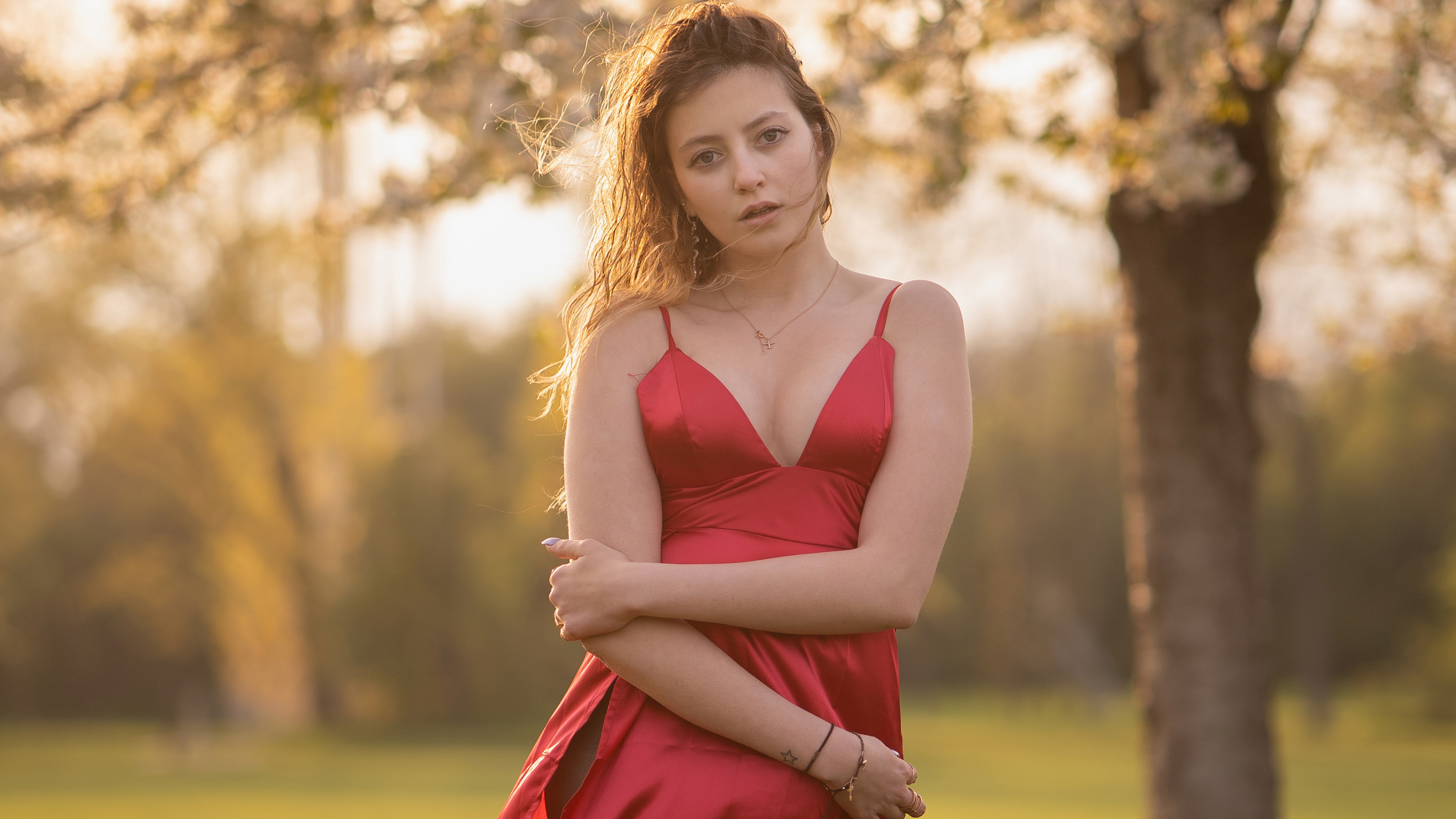 Free photo Red-haired girl in a red dress.