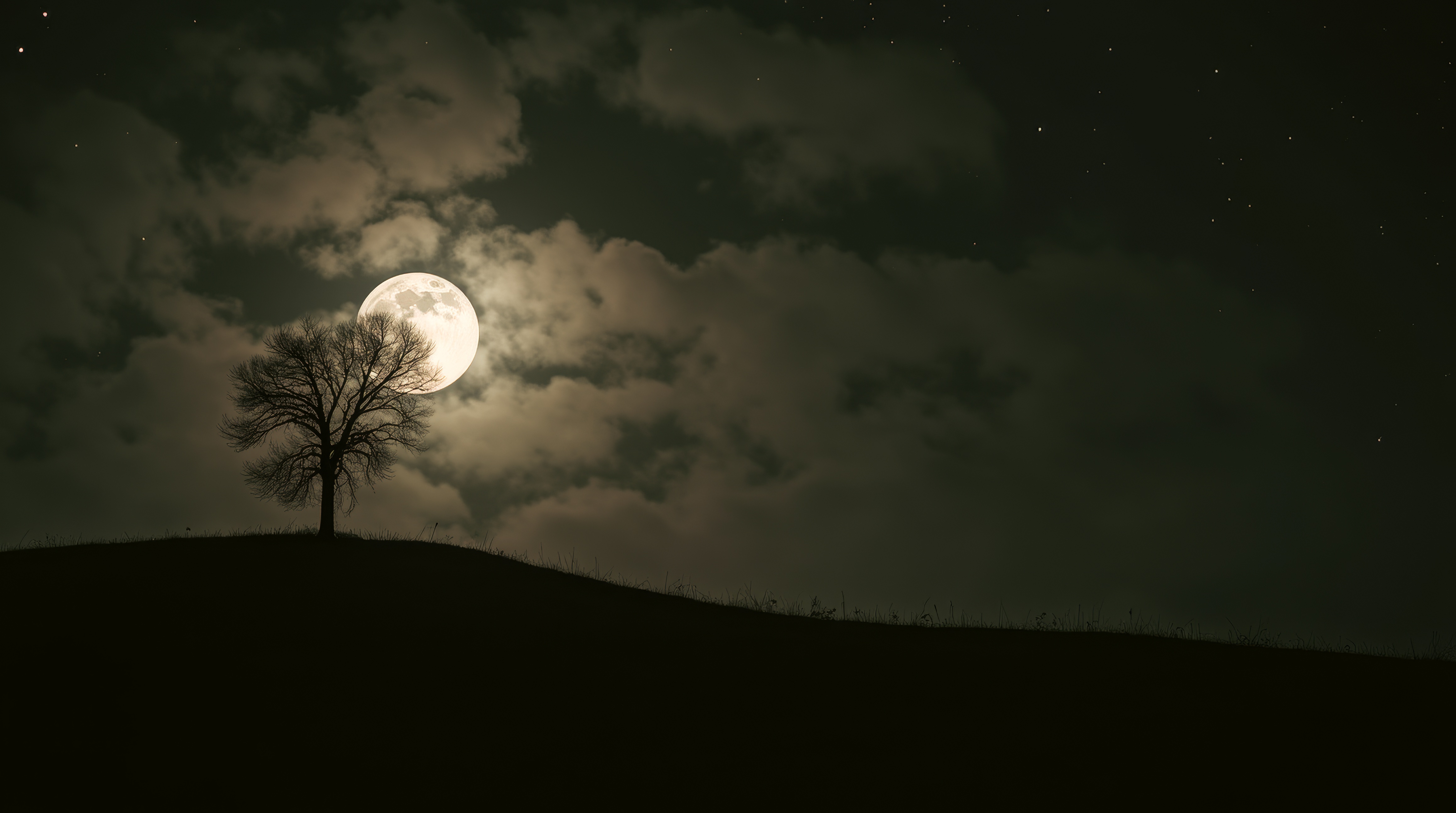 Бесплатное фото Луна ярко светит сквозь темное облачное небо.