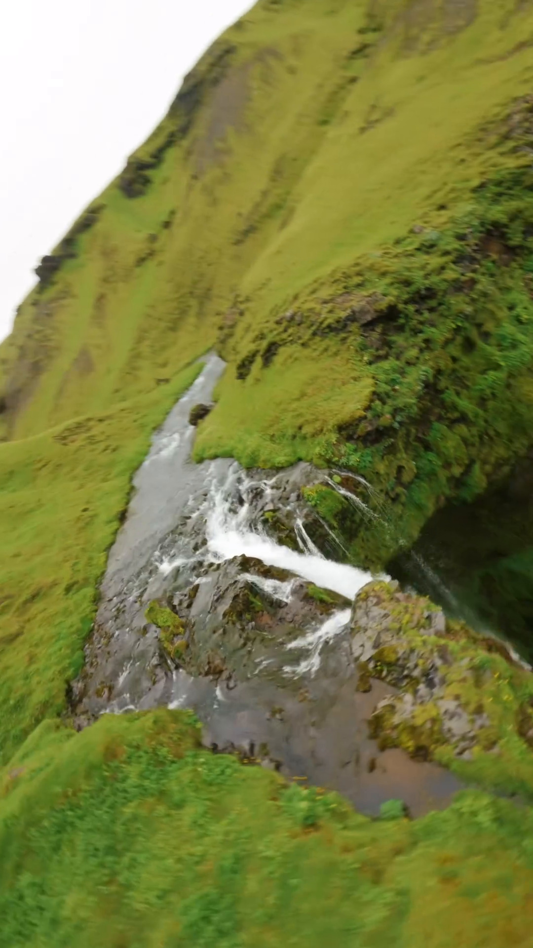 Бесплатное видео Летим вниз с горы к водопаду