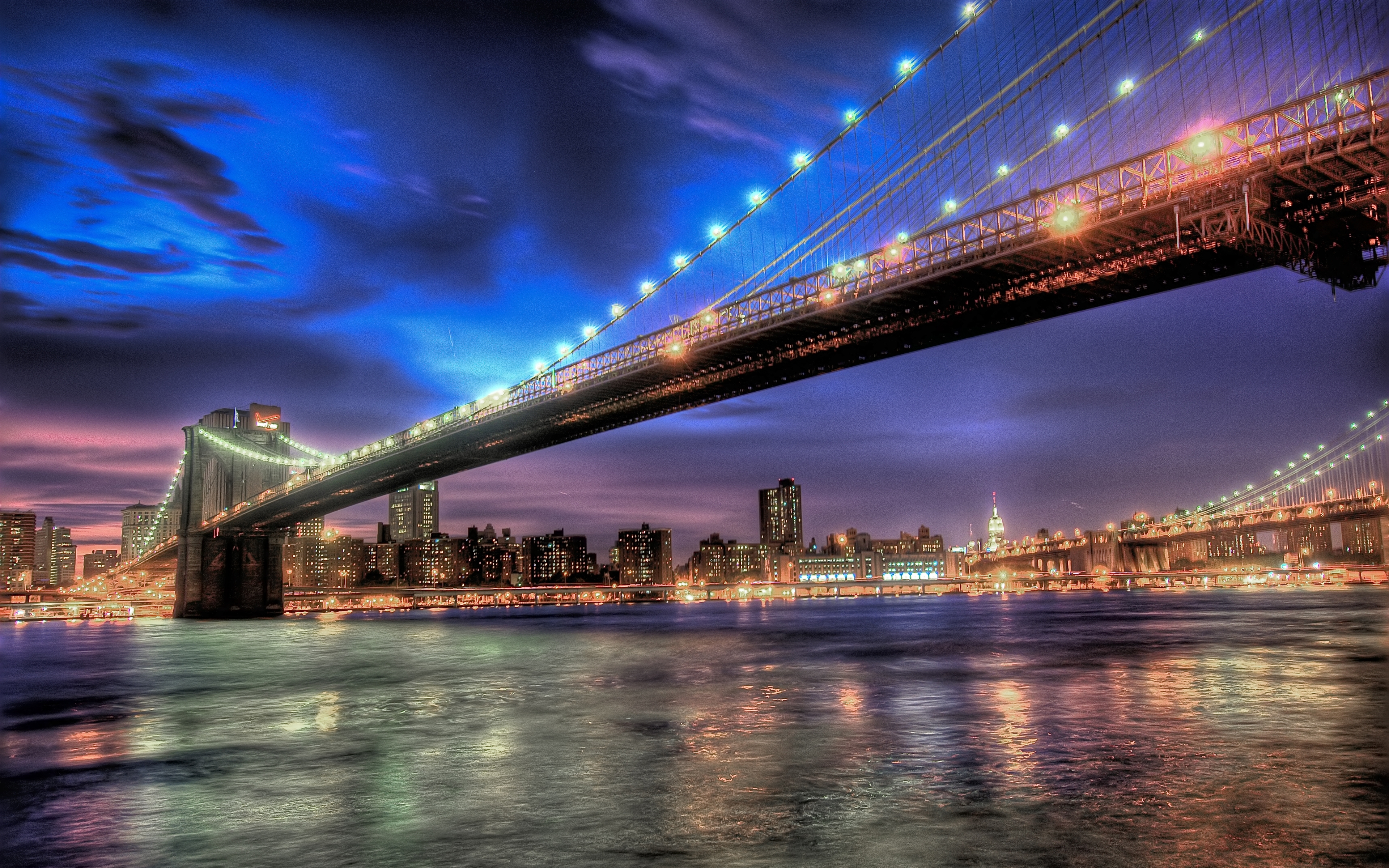 Free photo A nighttime bridge over the water in New York City