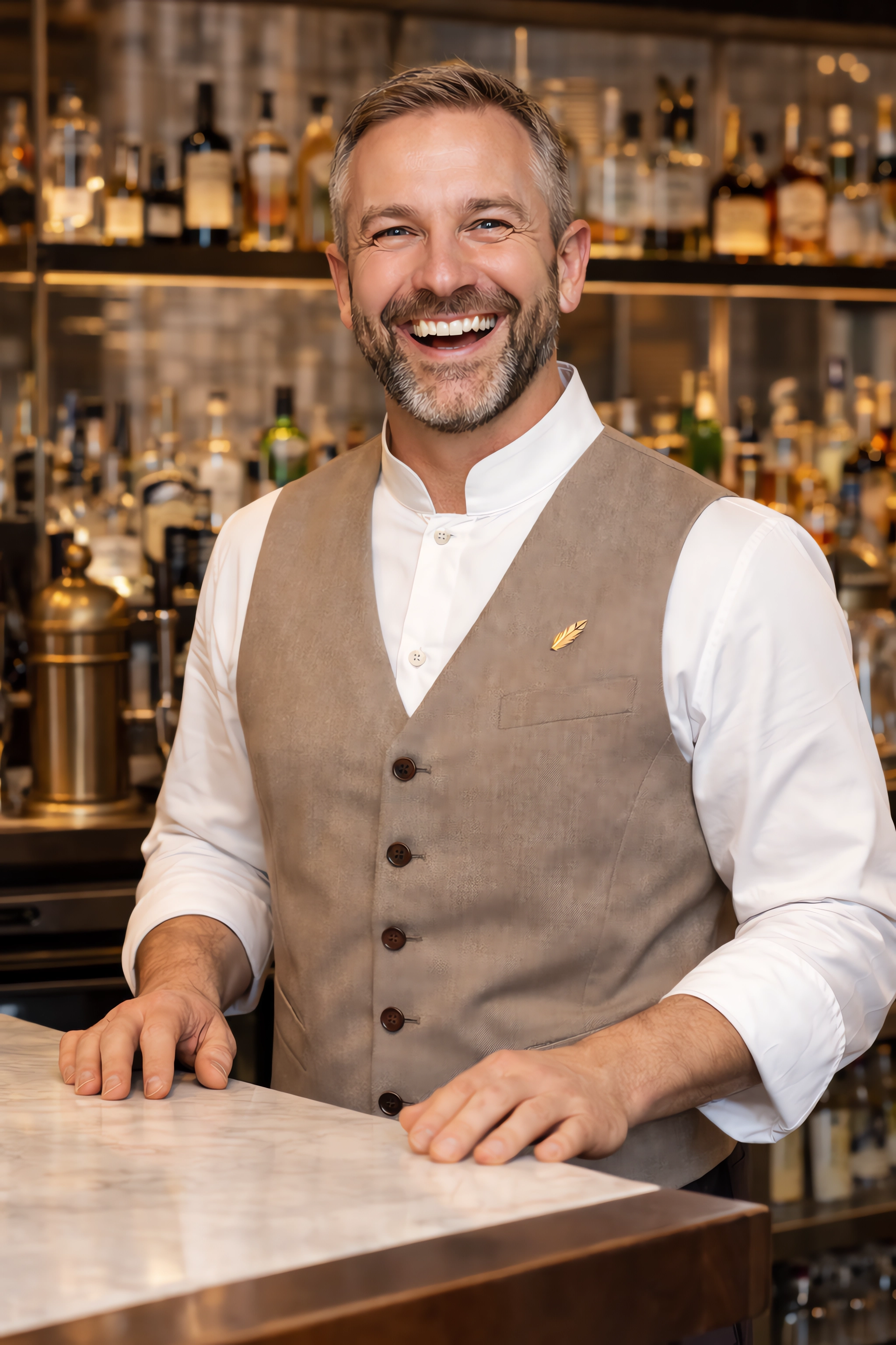 免费照片柜台后面的酒保