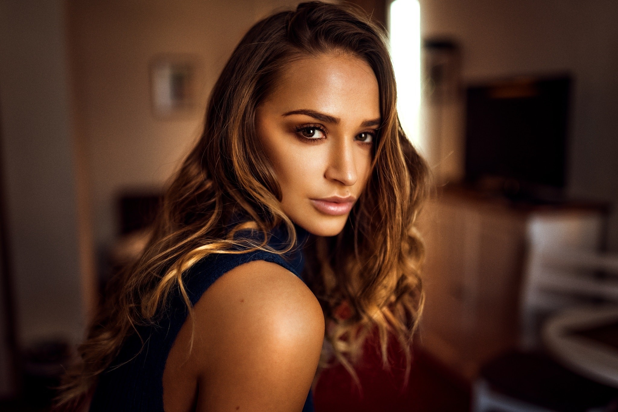 Бесплатное фото Красивая брюнетка Миро Хофманн