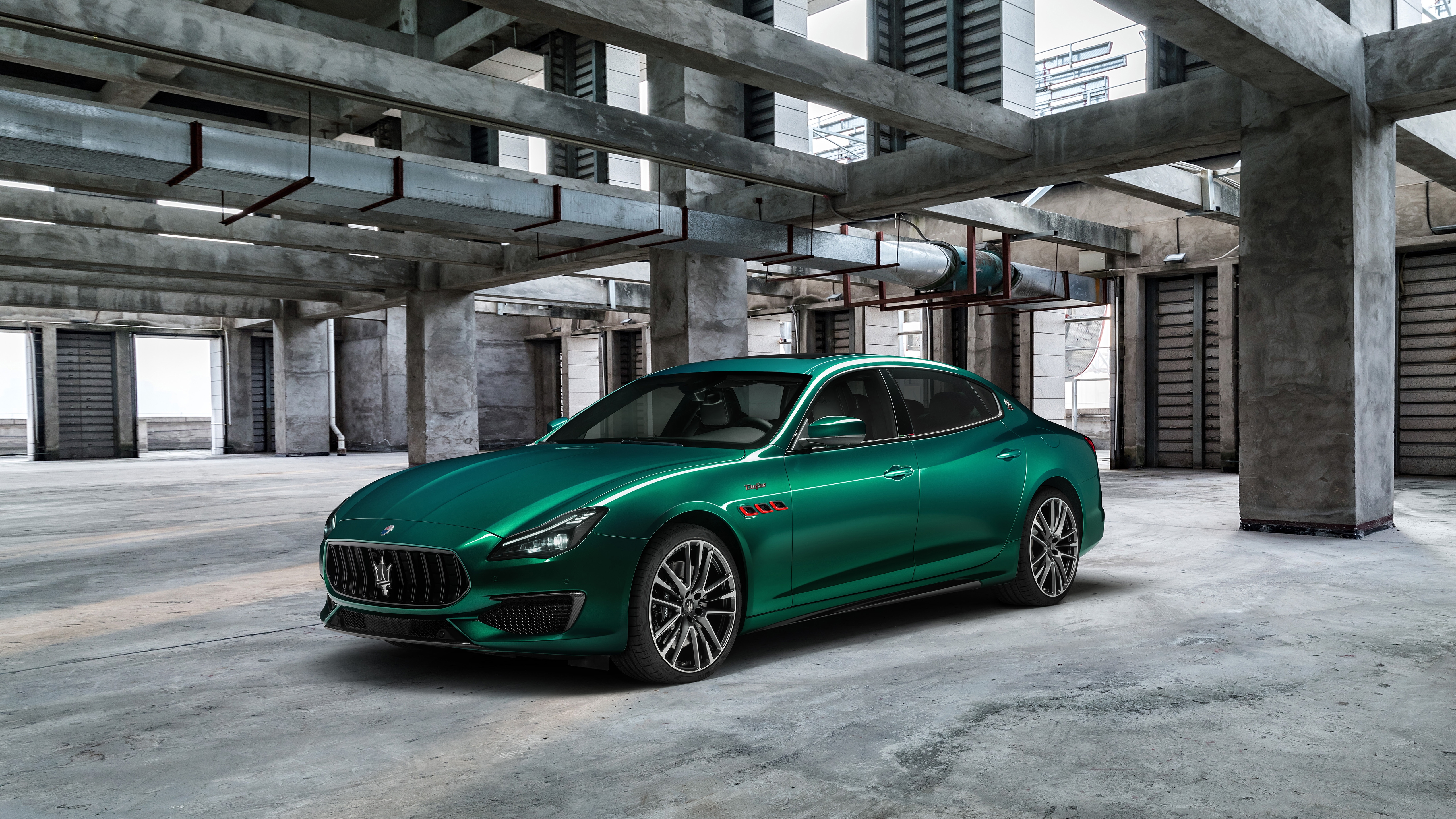 Free photo A bright green Maserati Quattroporte.