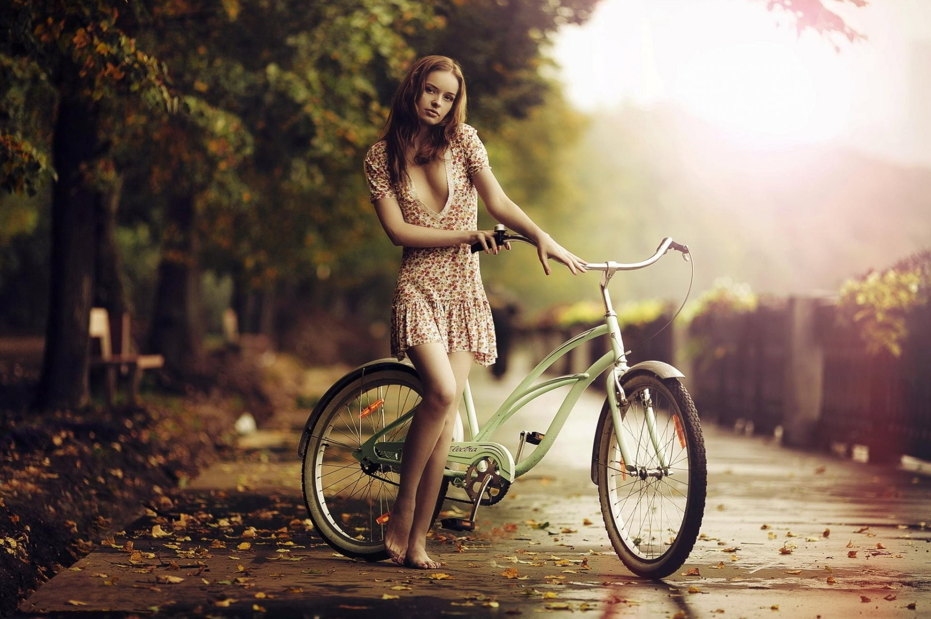 一个骑着自行车的美丽女孩