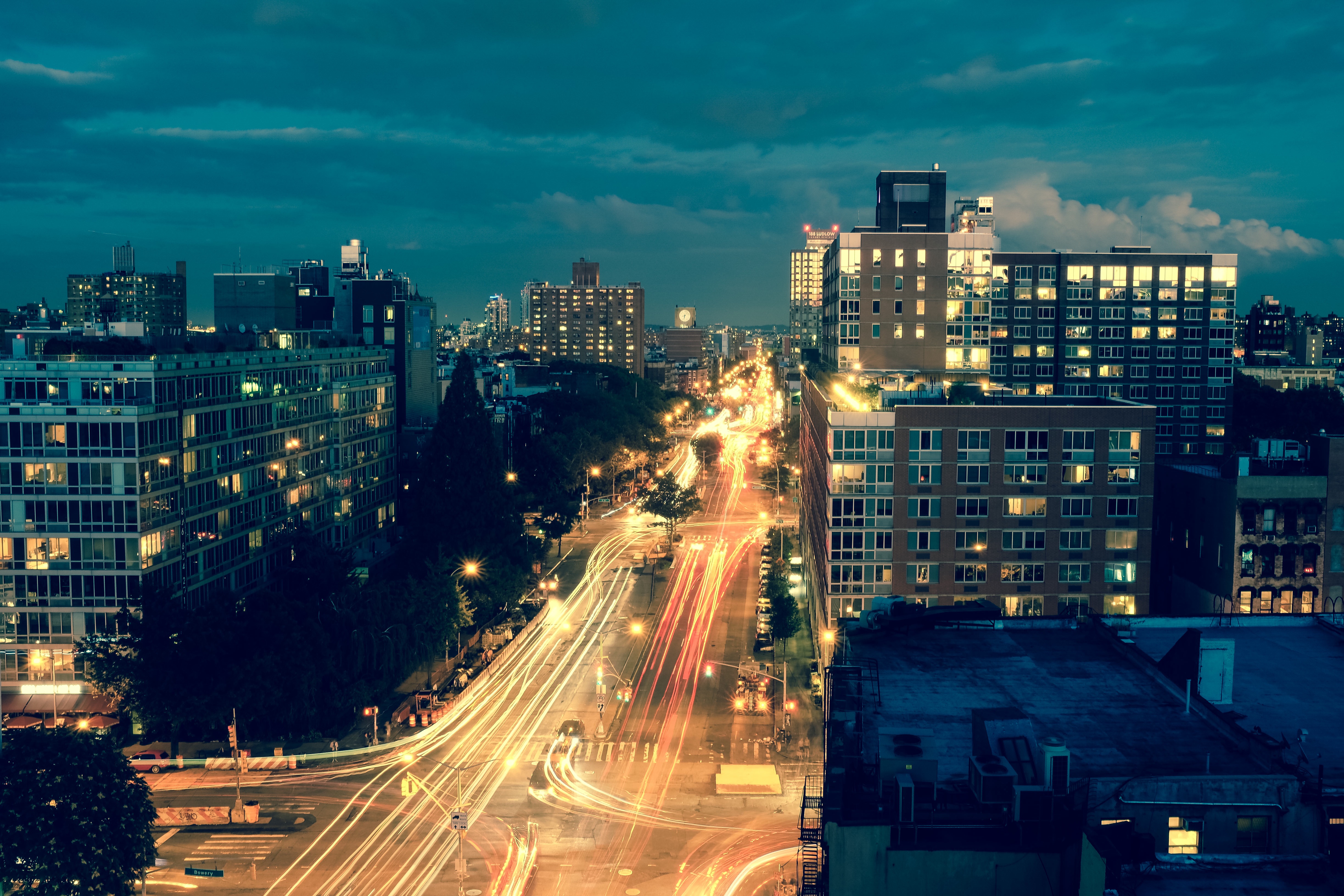 Free photo A city street at night