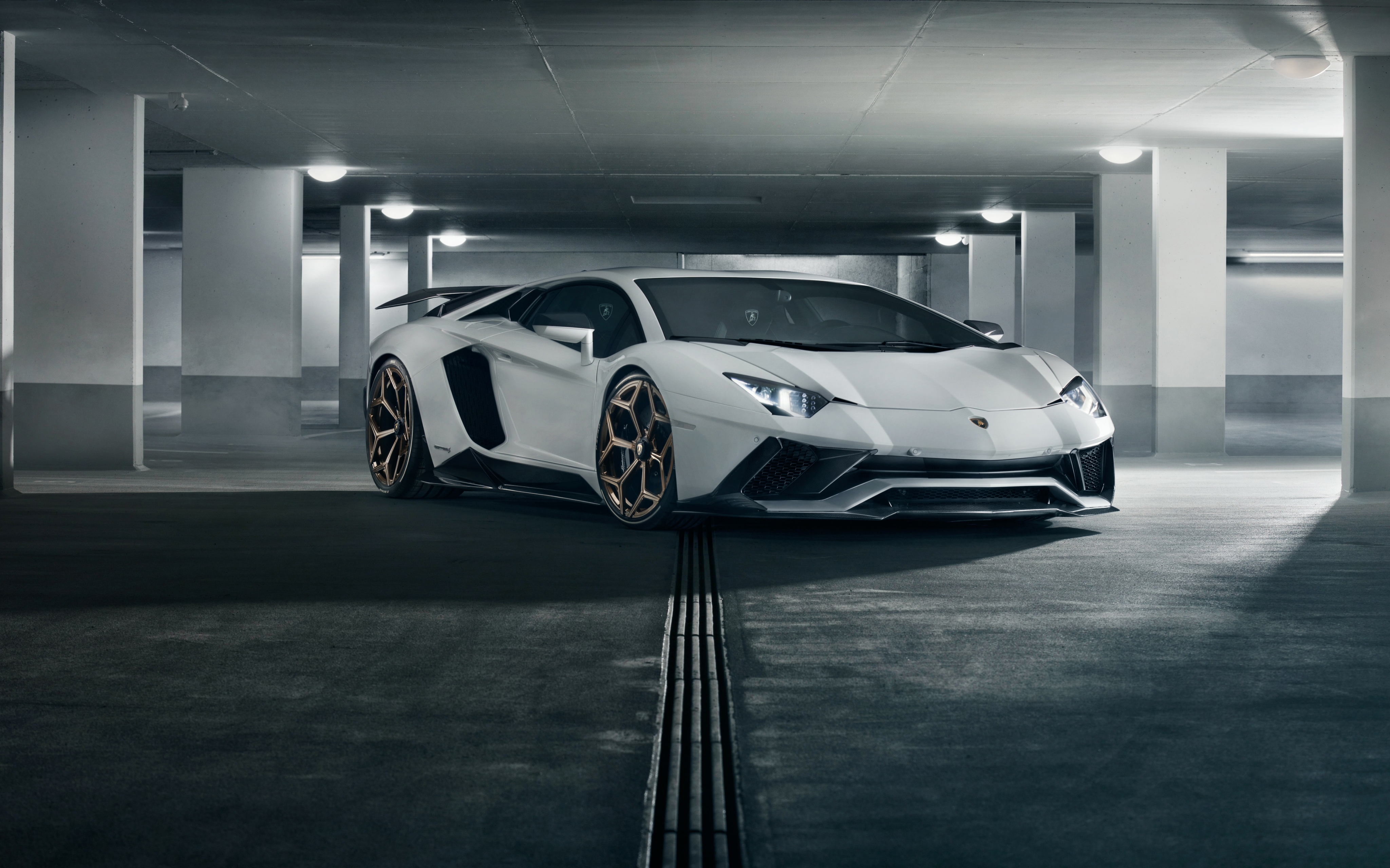 Free photo White lamborghini aventador s in an underground parking lot.