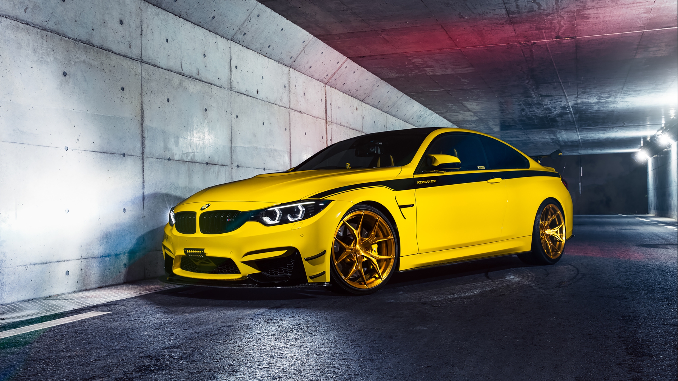 Бесплатное фото Желтая bmw m4 с черной полосой на боку