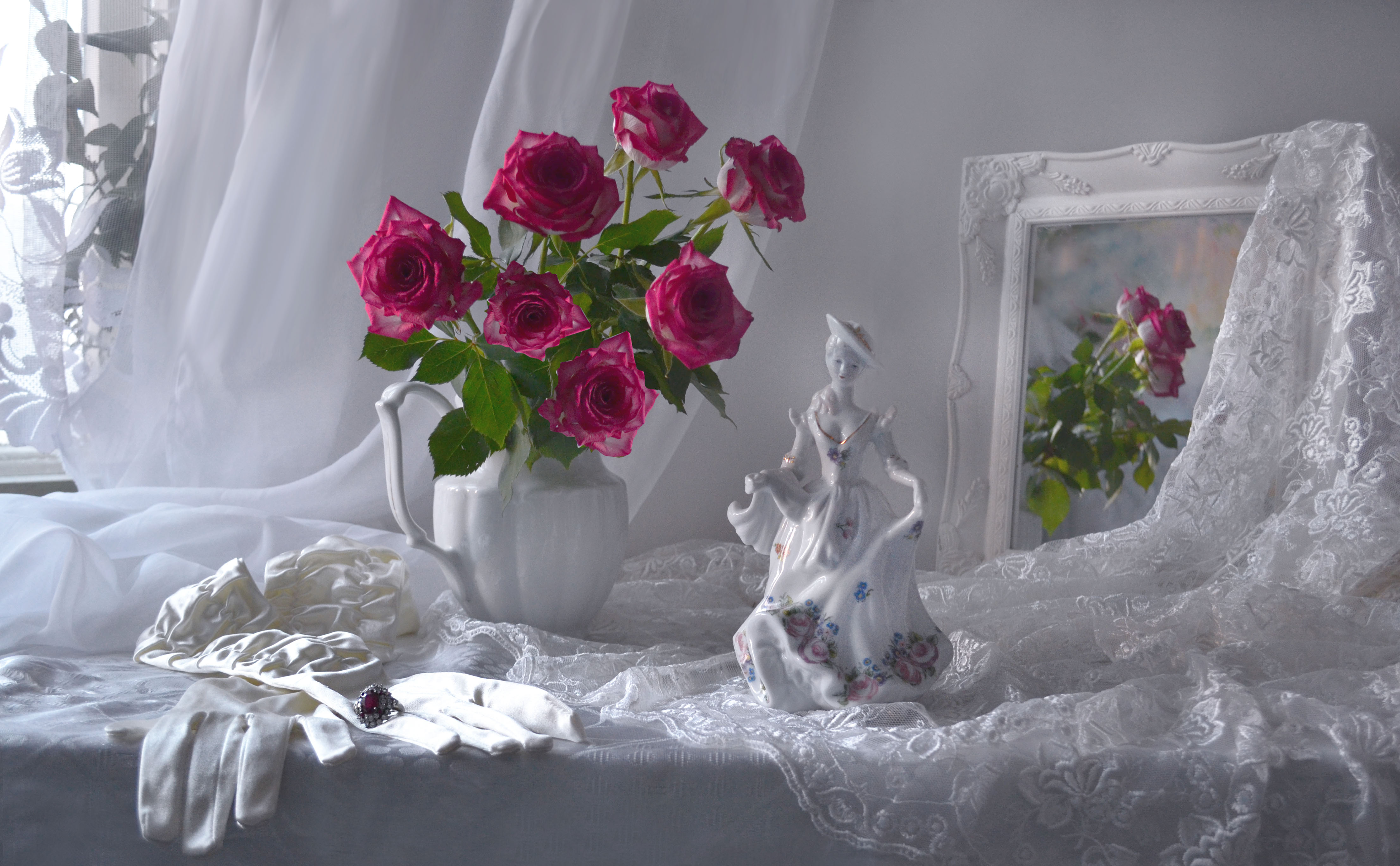 Wallpapers still life a still-life red roses on the desktop