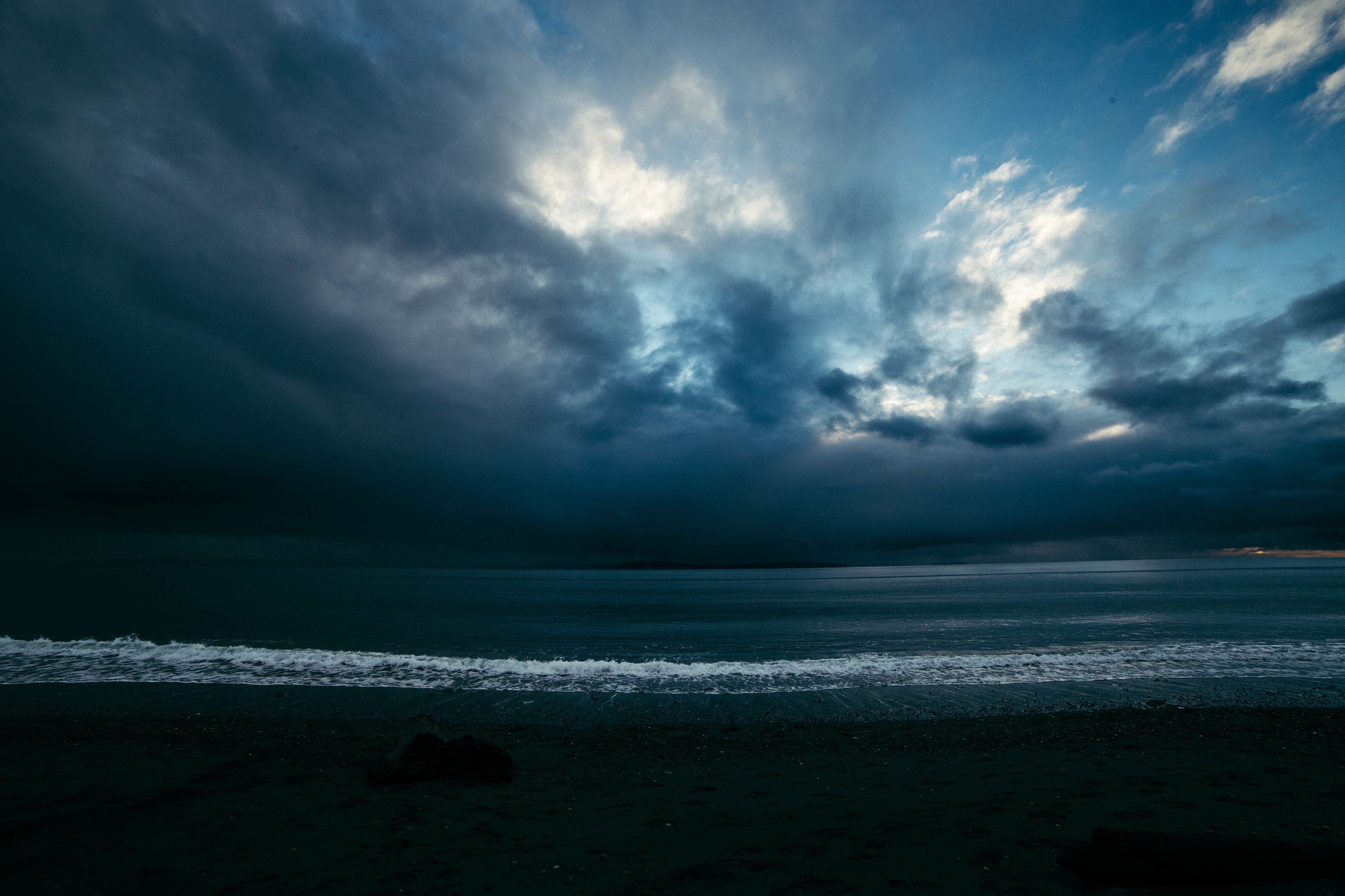 免费照片海上乌云密布，暴风雨即将来临