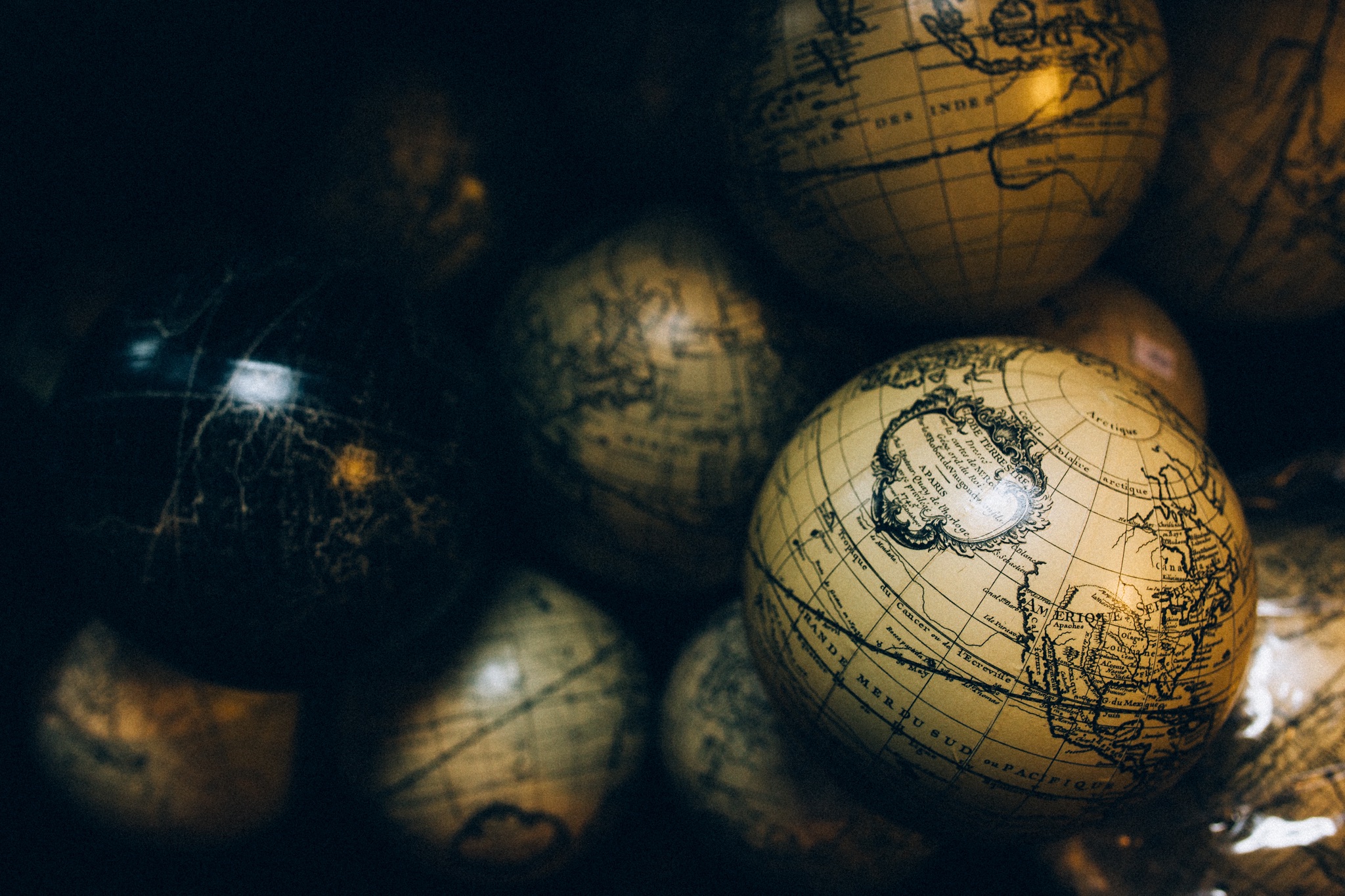 气球钥匙圈与古董世界地图