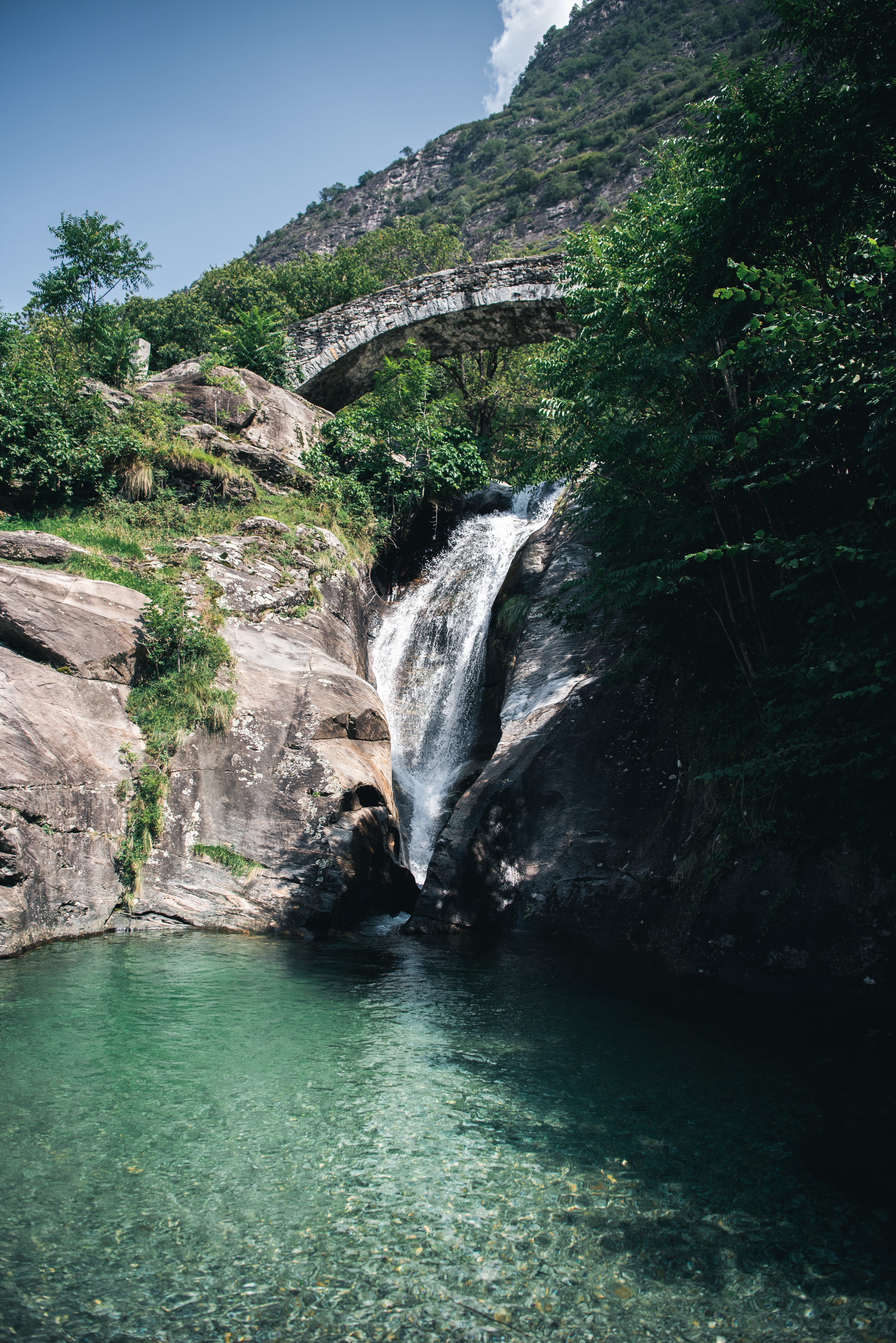 Обои водопад скалы пейзаж на рабочий стол