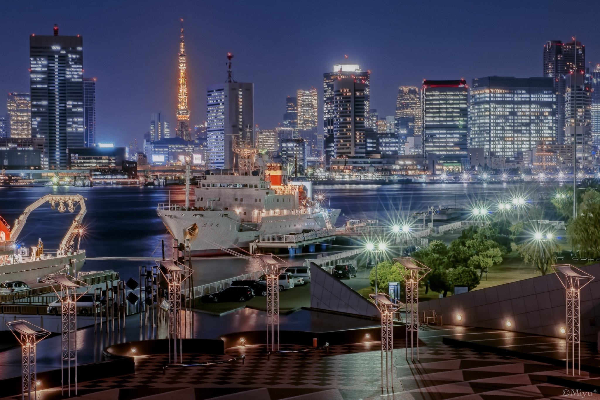 日本的一个夜间码头