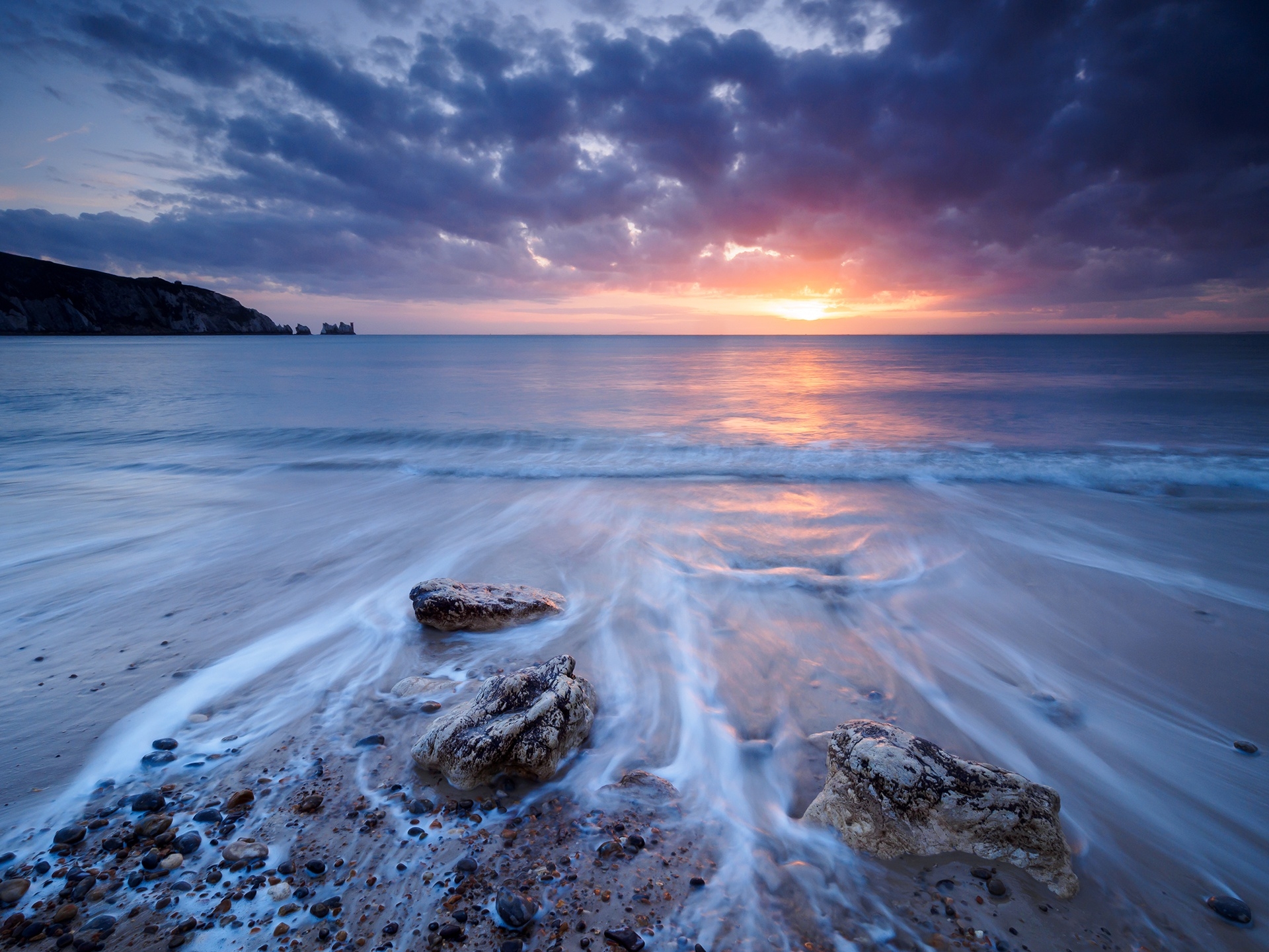 Бесплатное фото Маленькие волны у берега моря на закате