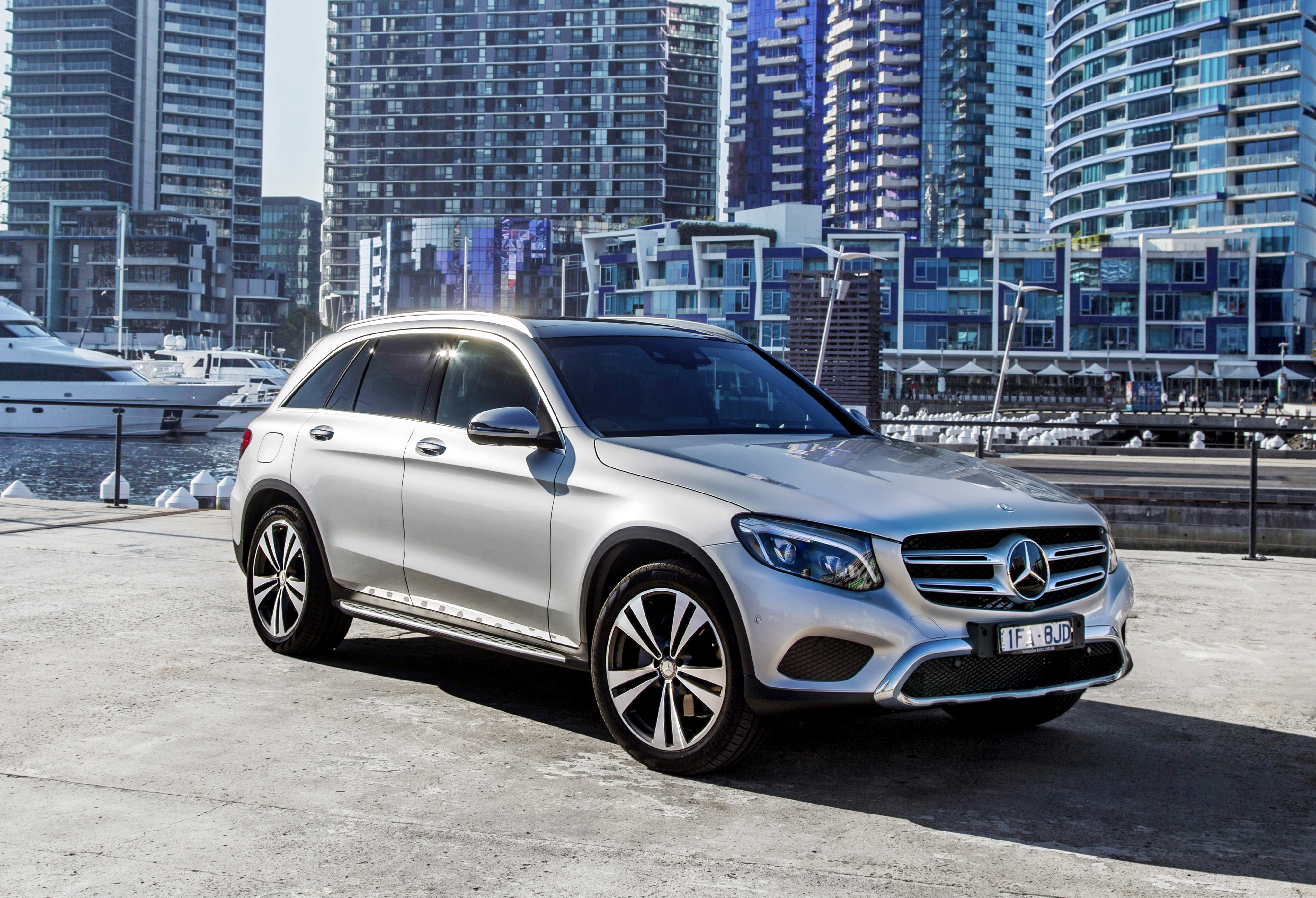 Free photo Mercedes benz glc in front of the houses