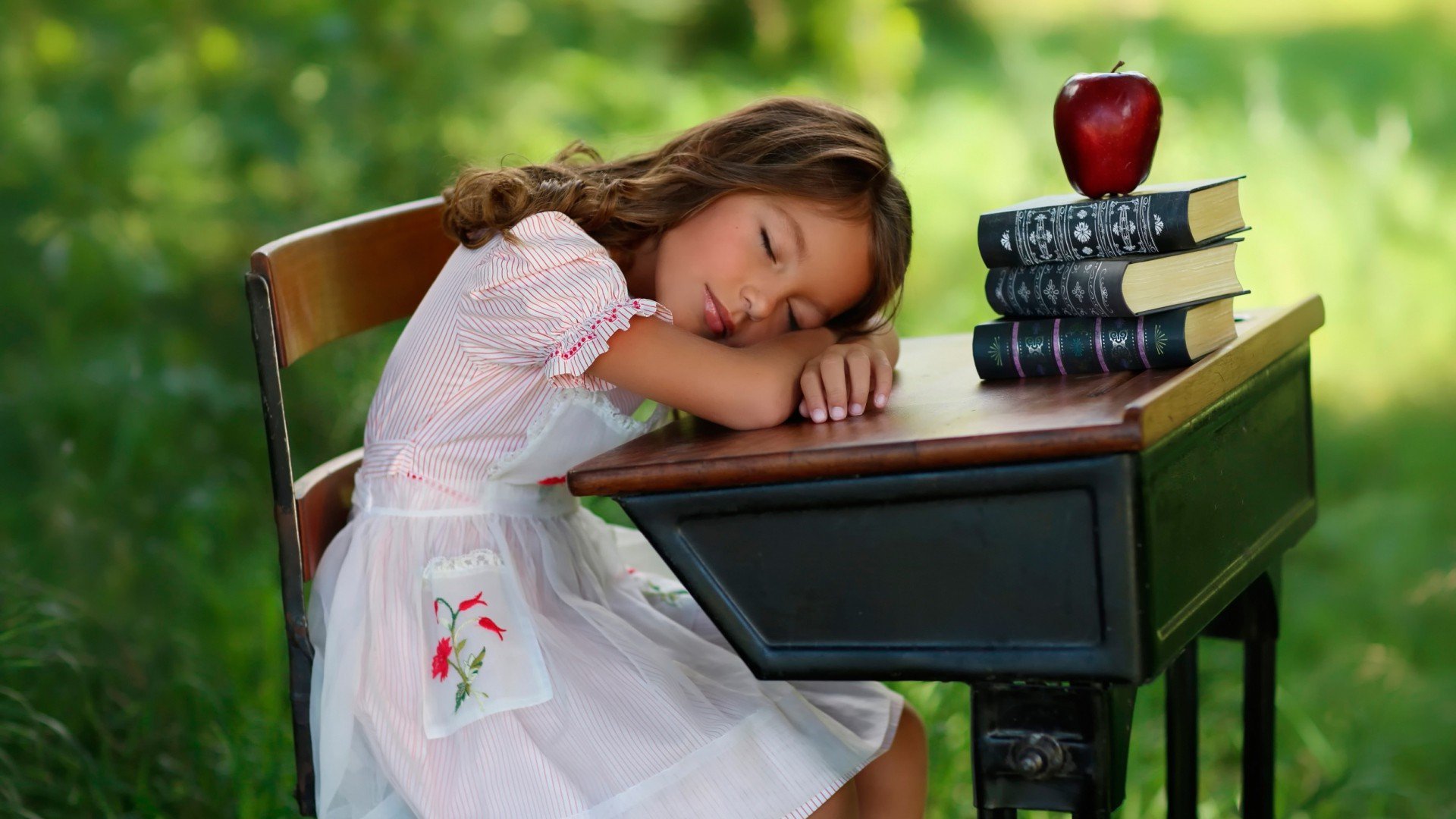 Free photo Girl asleep at her desk