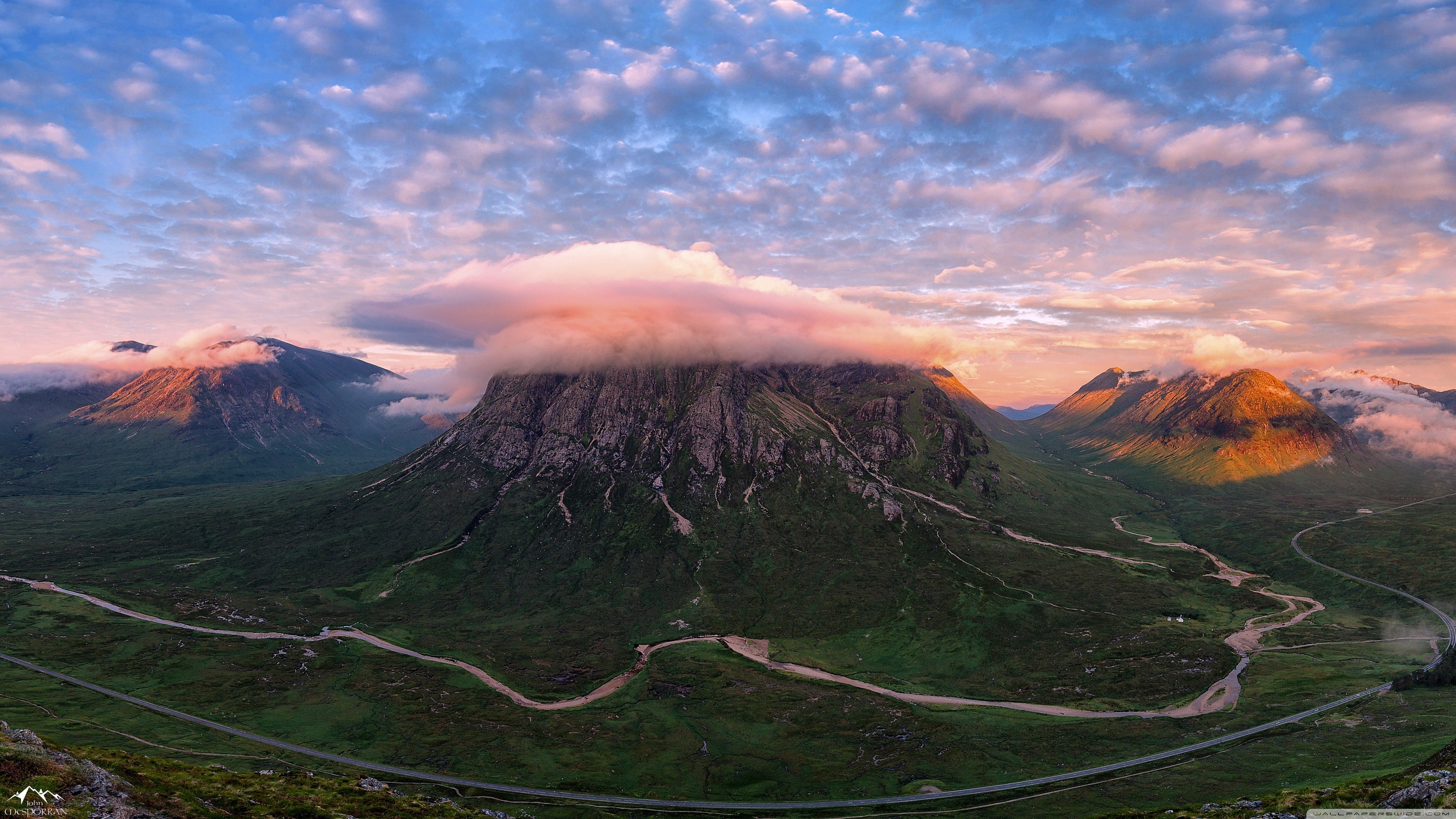 Free photo A big mountain in the clouds at sunset