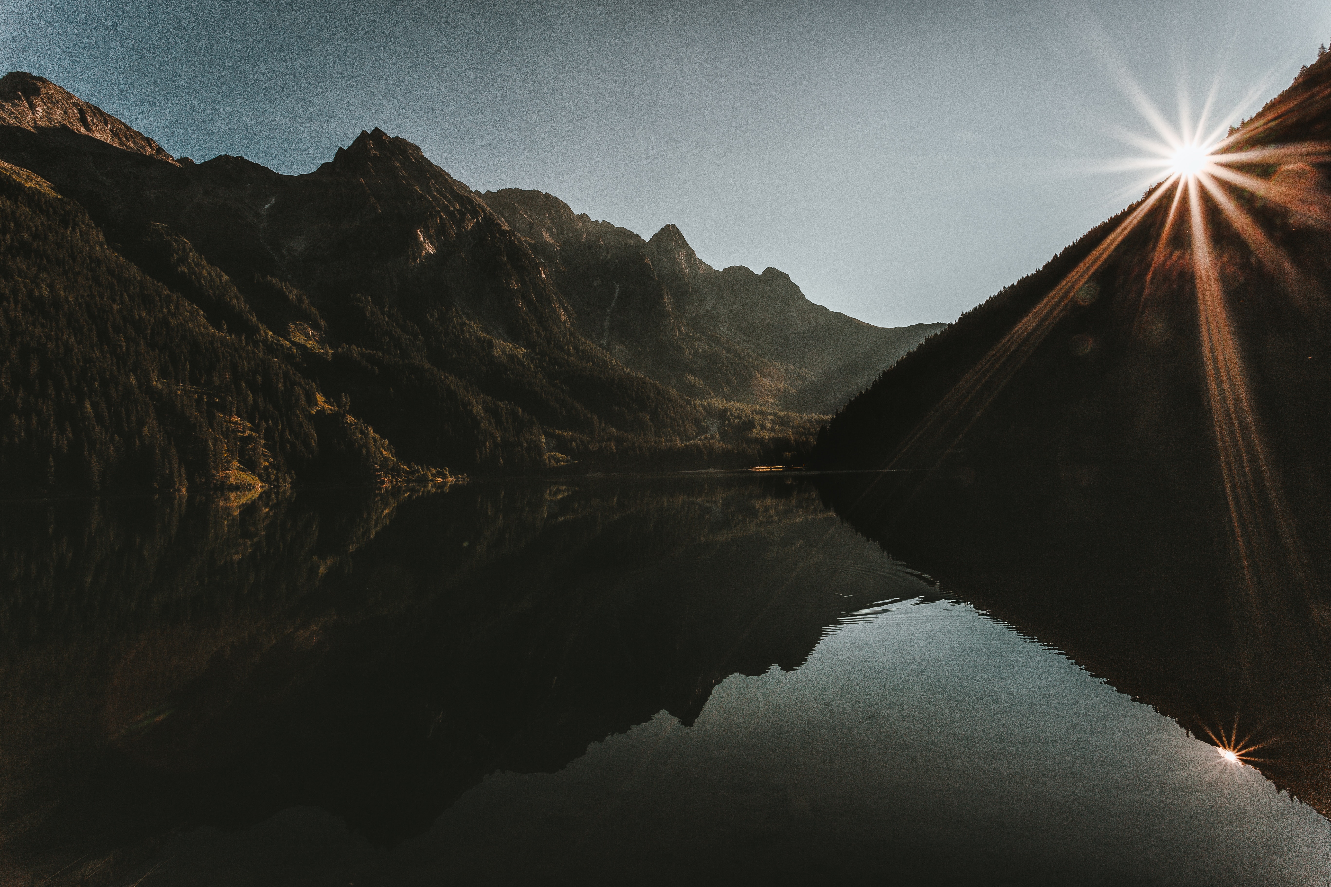 免费照片湖边群山中的第一缕阳光