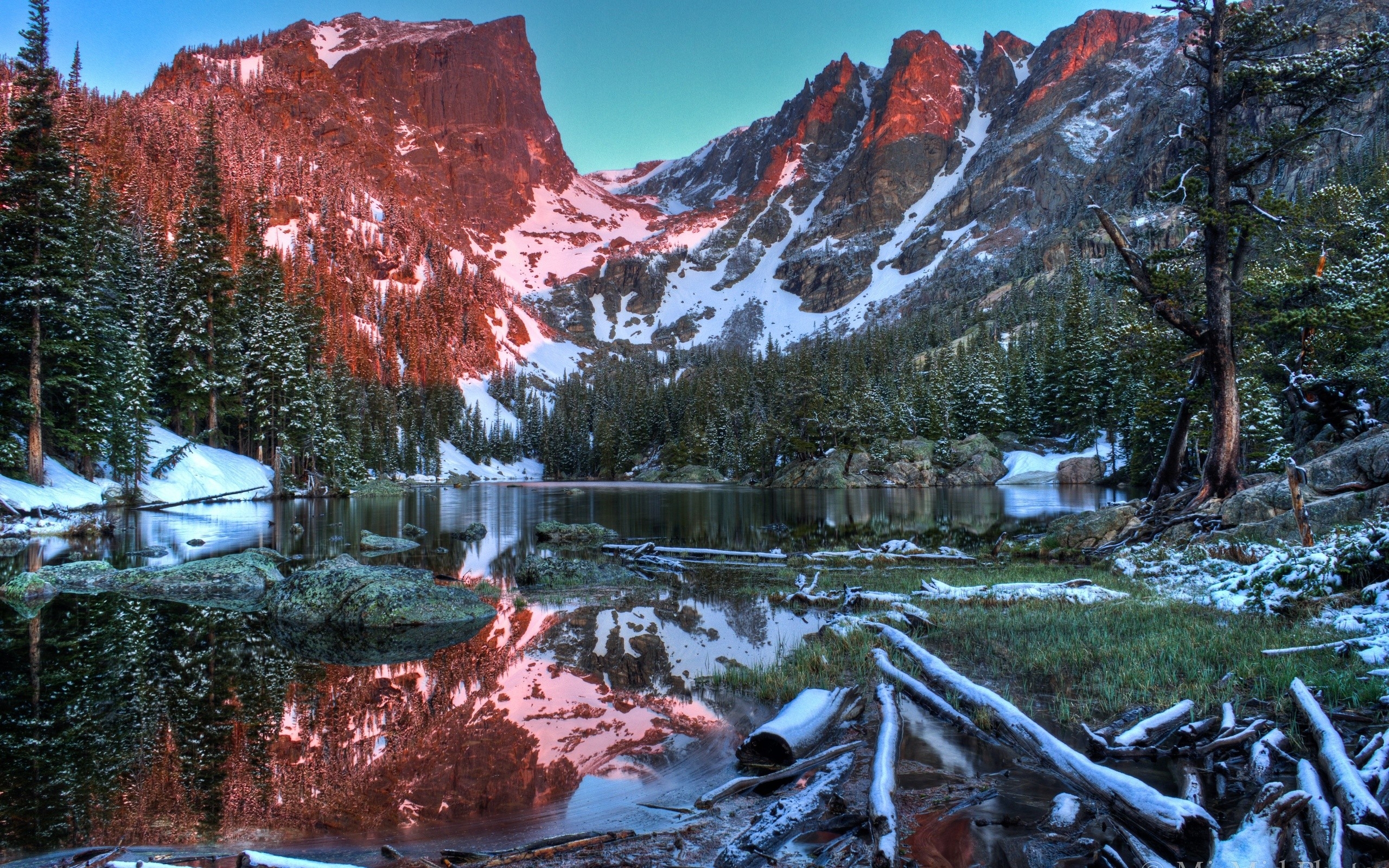 Free photo A shallow lake in the mountains in winter weather