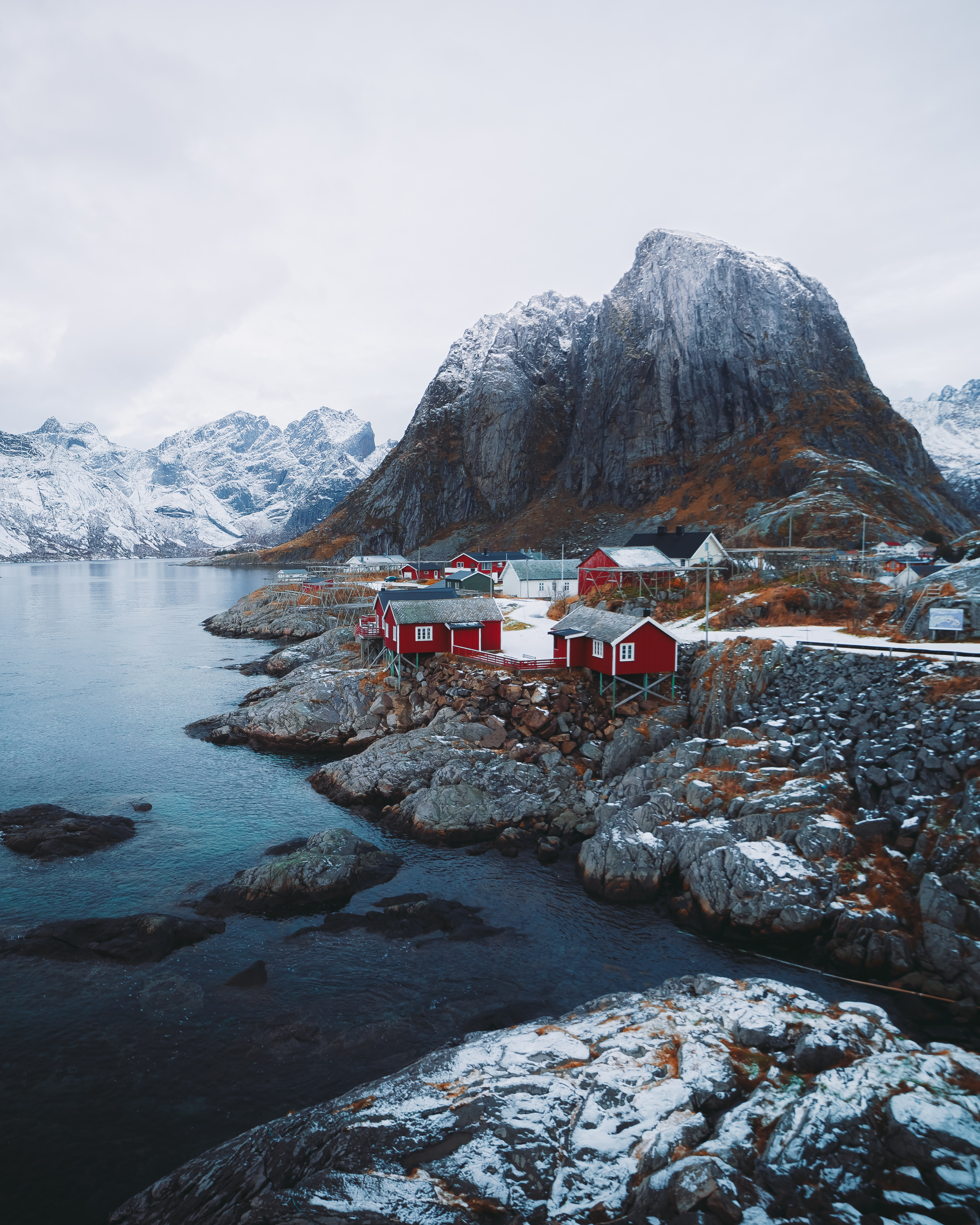 Free photo Red lakeside homes in the mountains