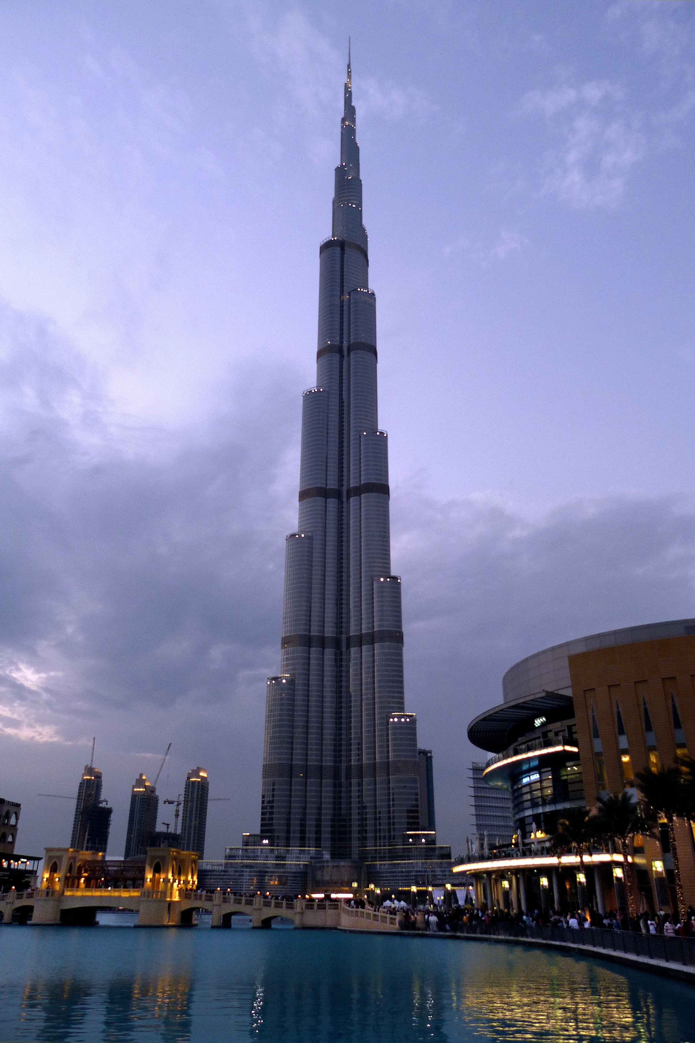 Free photo Wallpaper with a tall spire in Dubai